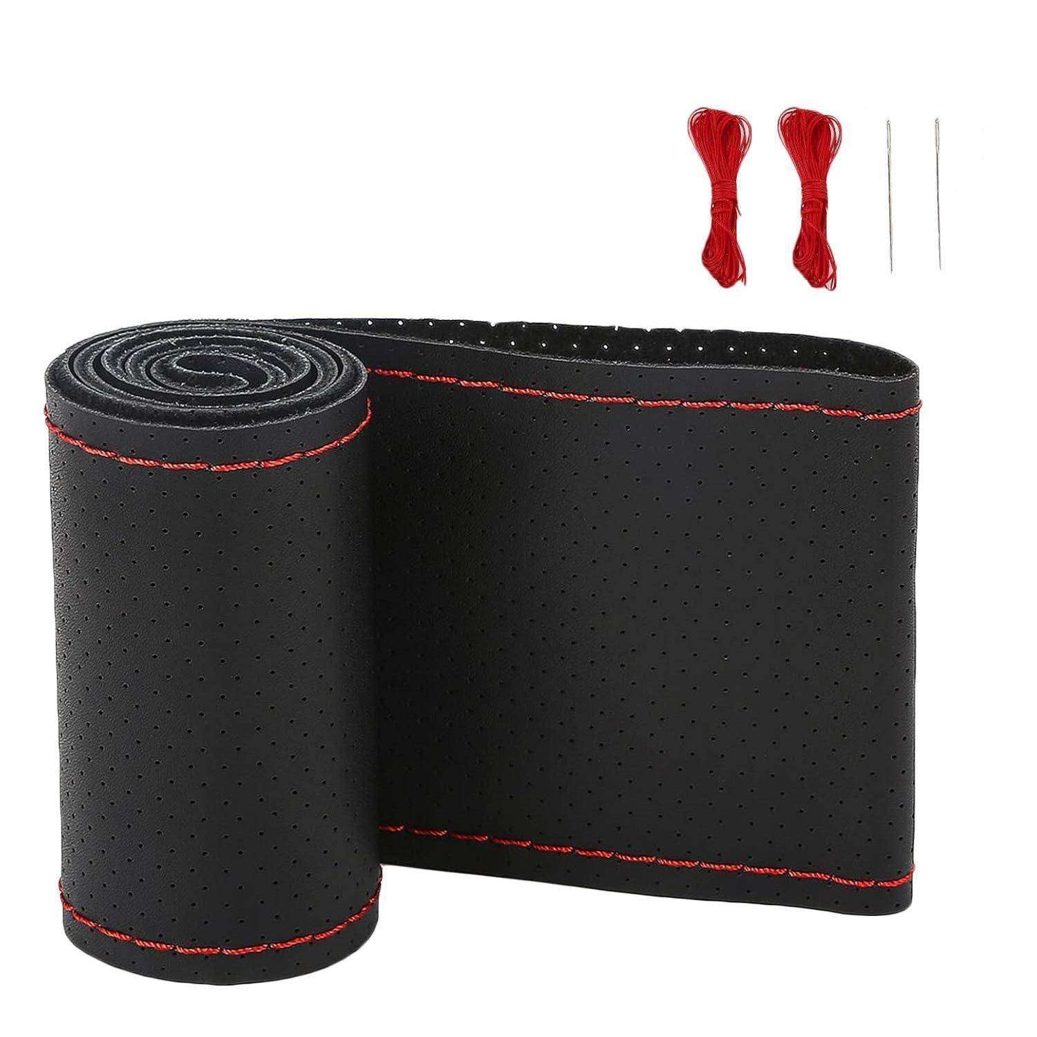 Schwarze perforierte Lenkradhülle mit roter Naht, abgebildet mit zwei roten Schnüren und zwei Nadeln auf weißem Hintergrund.