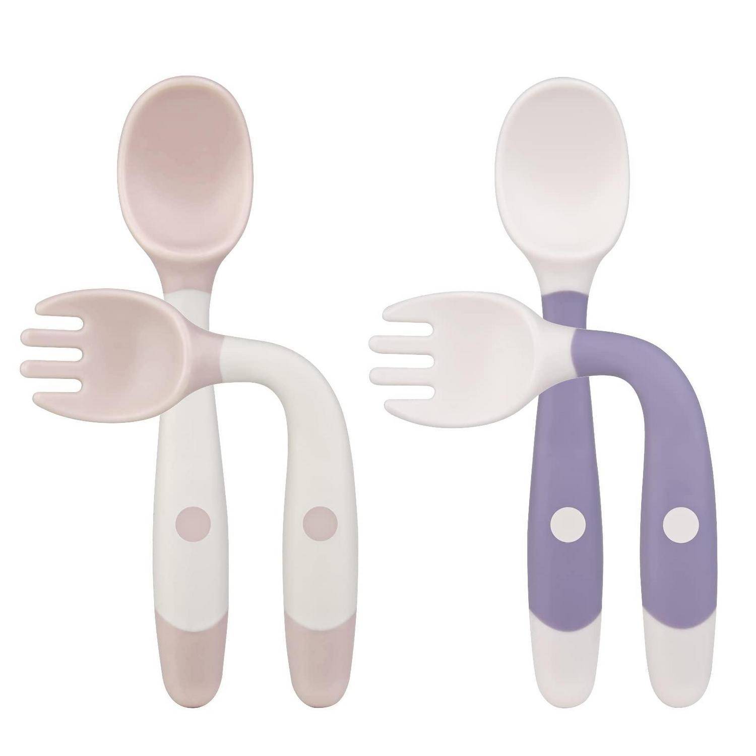 Zwei pastellfarbene Besteck-Sets für Kinder mit Löffel und Gabel, eines in Rosa und eines in Lila, auf weißem Hintergrund gezeigt.