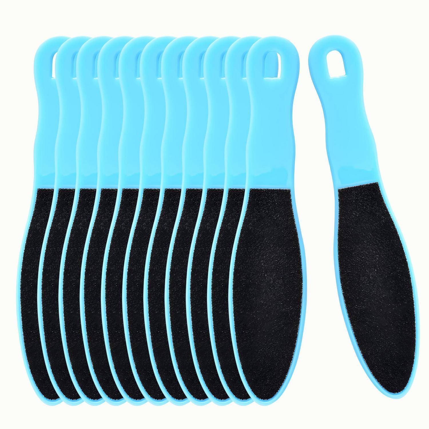 Satz aus blau-schwarzen Pediküre-Fußschrubber mit Aufhängelöchern, übereinander gestapelt auf weißem Hintergrund gezeigt, einschließlich eines separaten Schabers.