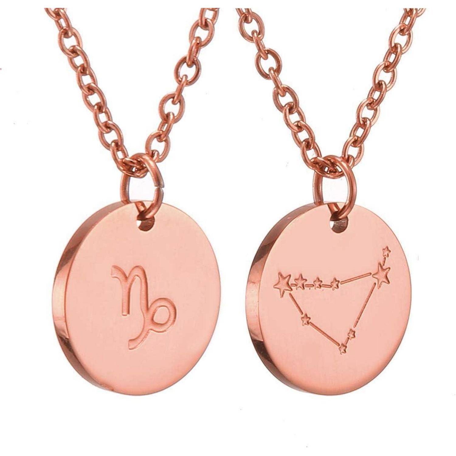 Paar Roségold-Anhängerketten mit kreisförmigen Charms, eines mit dem Steinbock-Symbol graviert und eines mit einem Sternbild-Design.