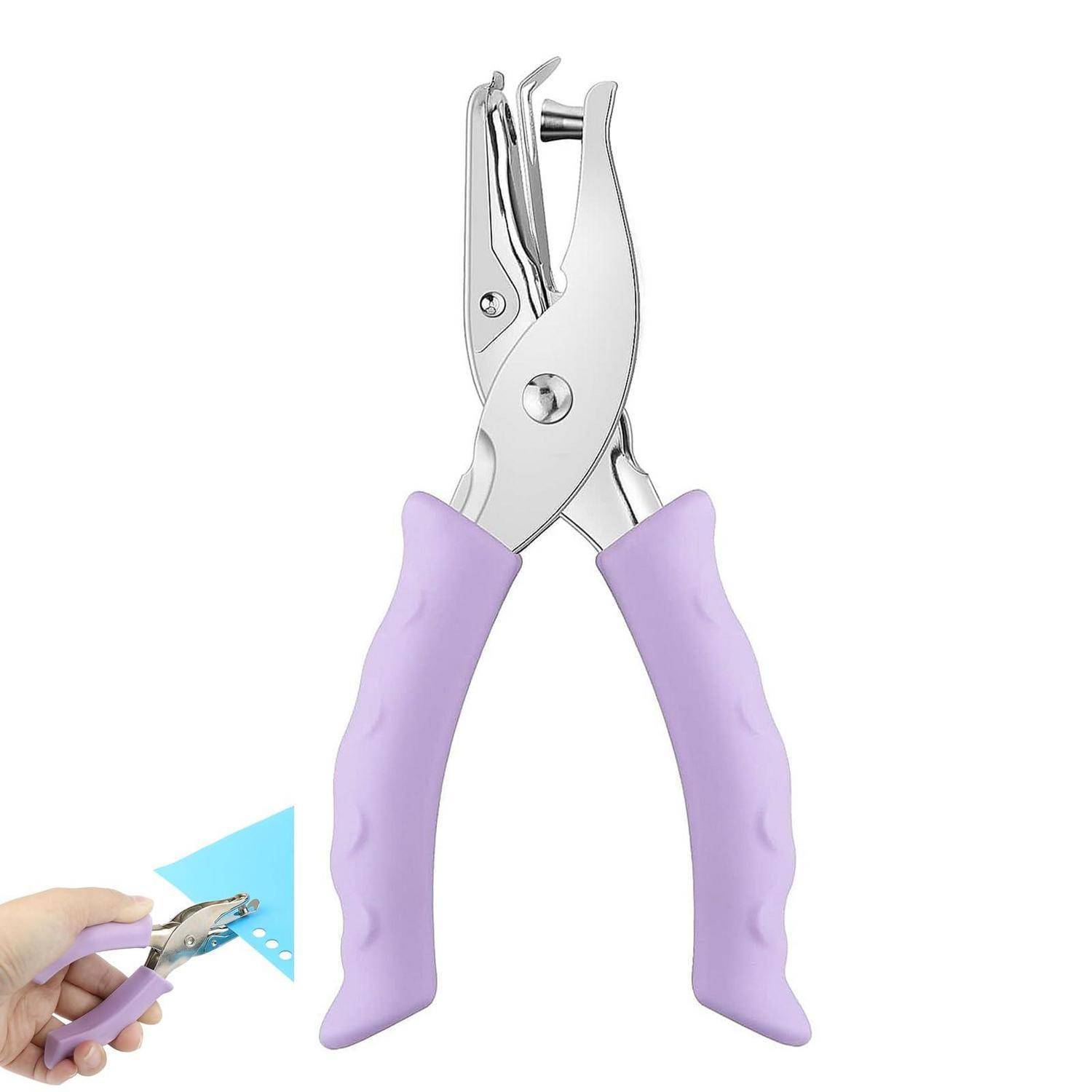 Locher mit violettem Griff, gezeigt auf weißem Hintergrund, mit eingefügtem Bild einer Hand, die die Verwendung auf blauem Papier demonstriert.