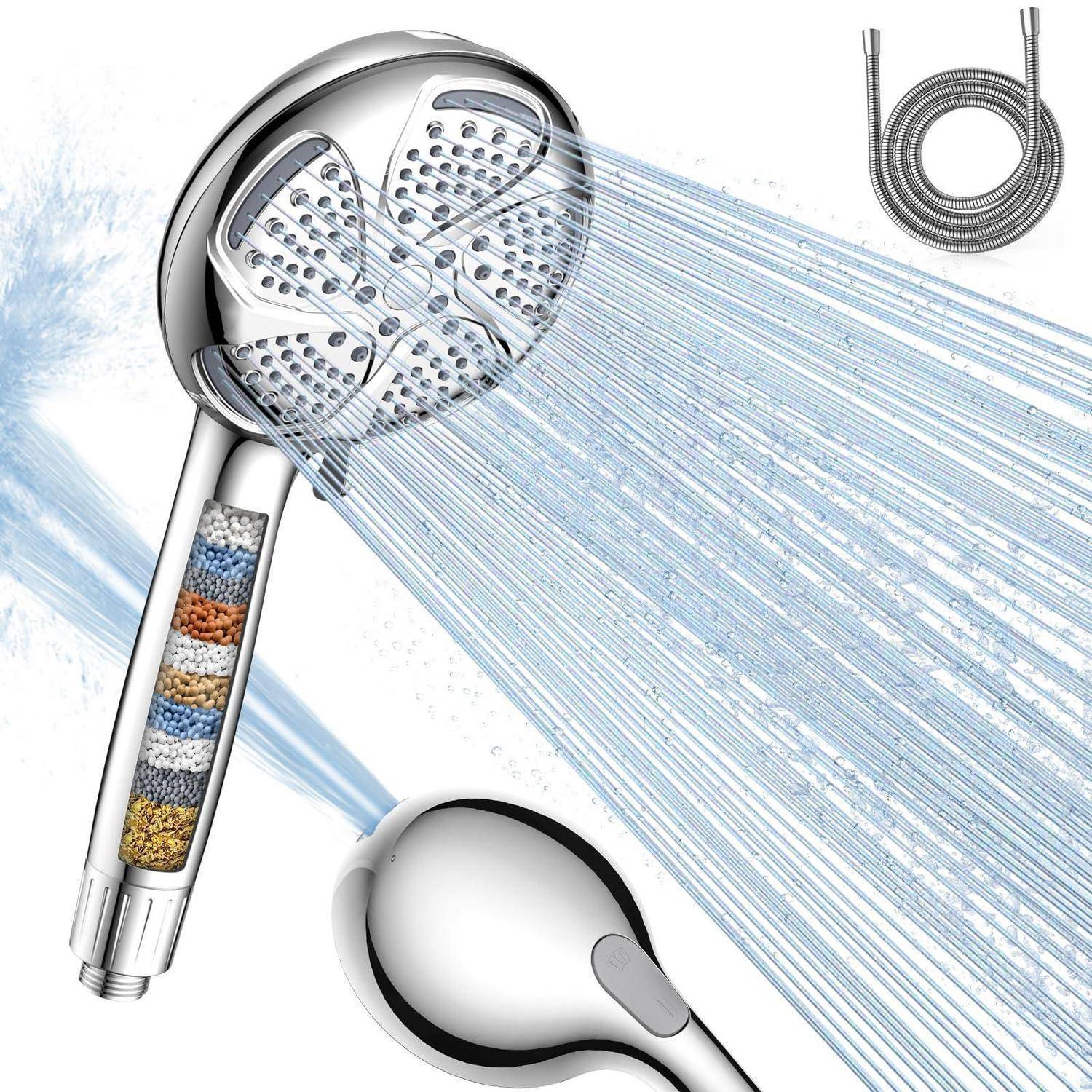 Tragbarer Duschkopf mit mehreren Sprühdüsen und Schlauch mit Spiralwicklung, der Hochdruckwasserstrahl und interne Filterkugeln im Griff zeigt.