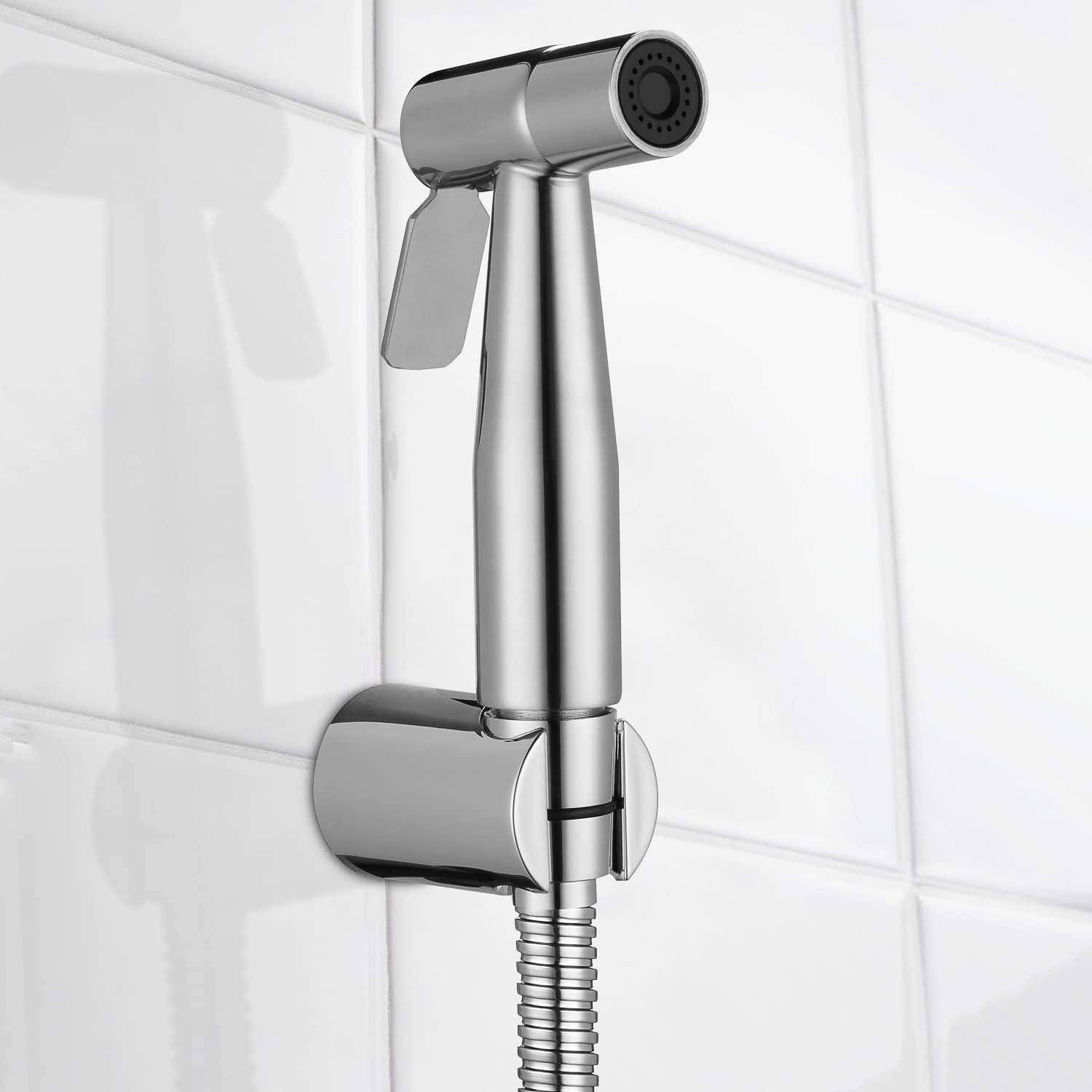 Tragbarer Bidet-Sprayer aus Chrom, montiert an einer weißen gefliesten Badezimmerwand.