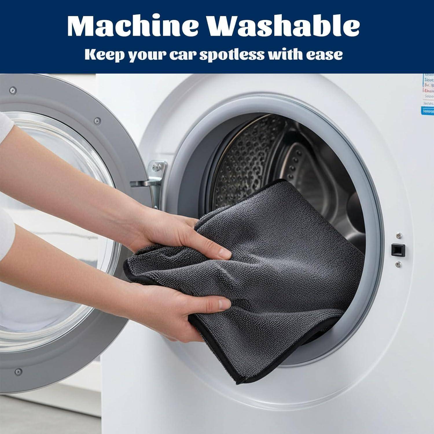 Hände, die eine schwarze Automatte in eine Frontlader-Waschmaschine legen. Der Text lautet „Maschinenwäsche möglich