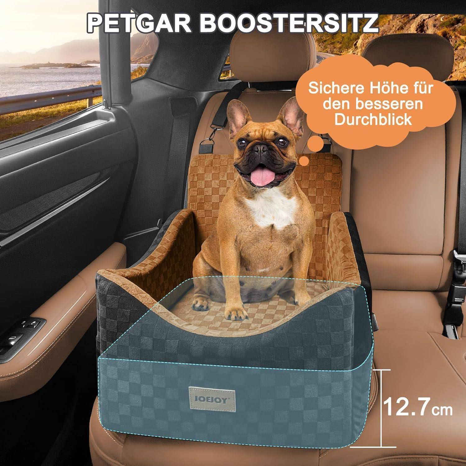 Französische Bulldogge sitzt in einem PETGAR BOOSTERSITZ Autositzerhöher, der dem Hund einen besseren Ausblick verschafft; Text sagt „Sichere Höhe für den besseren Durchblick