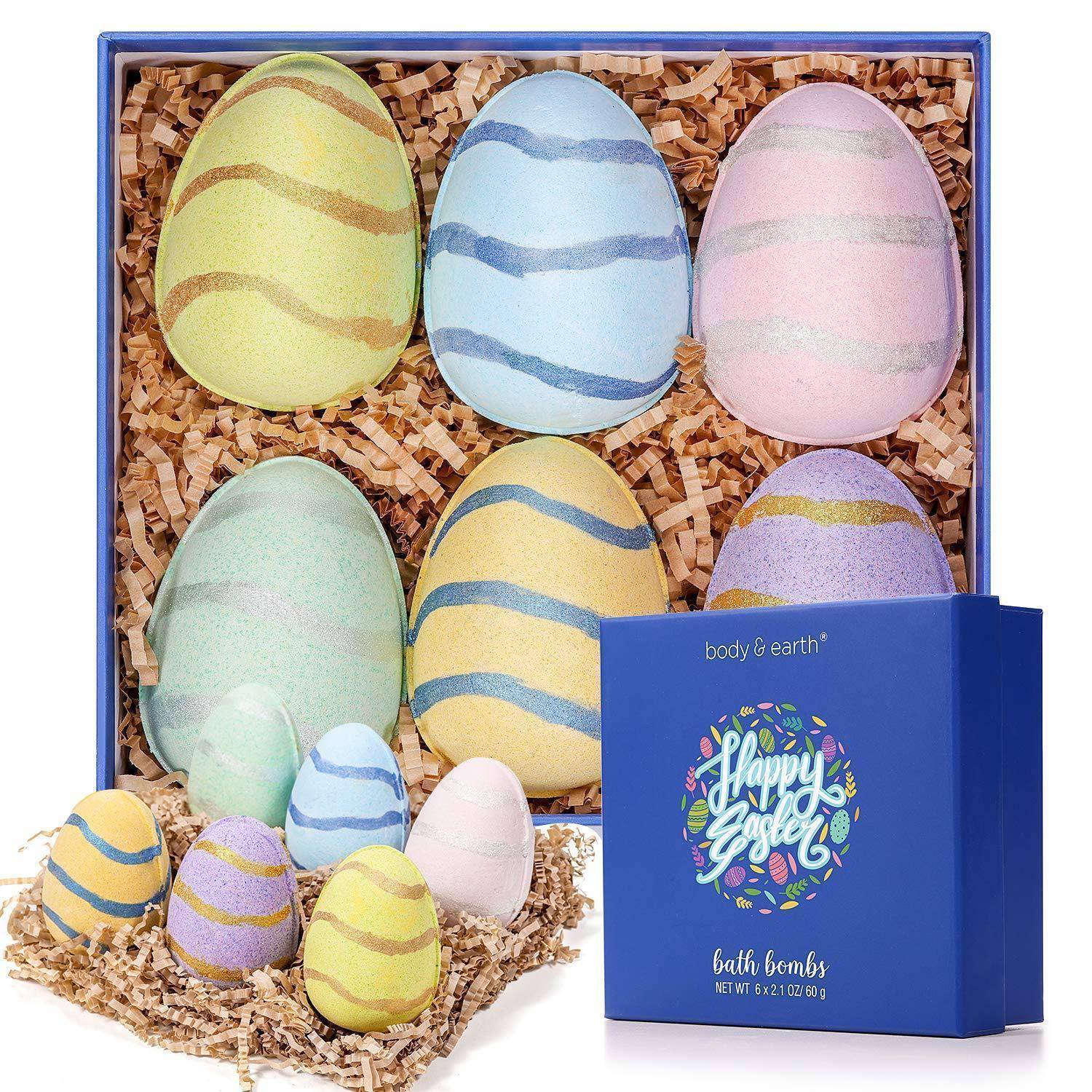 Sortierte pastellfarbene Oster-Badebomben in Eierform in einer Geschenkbox, mit einer blauen 