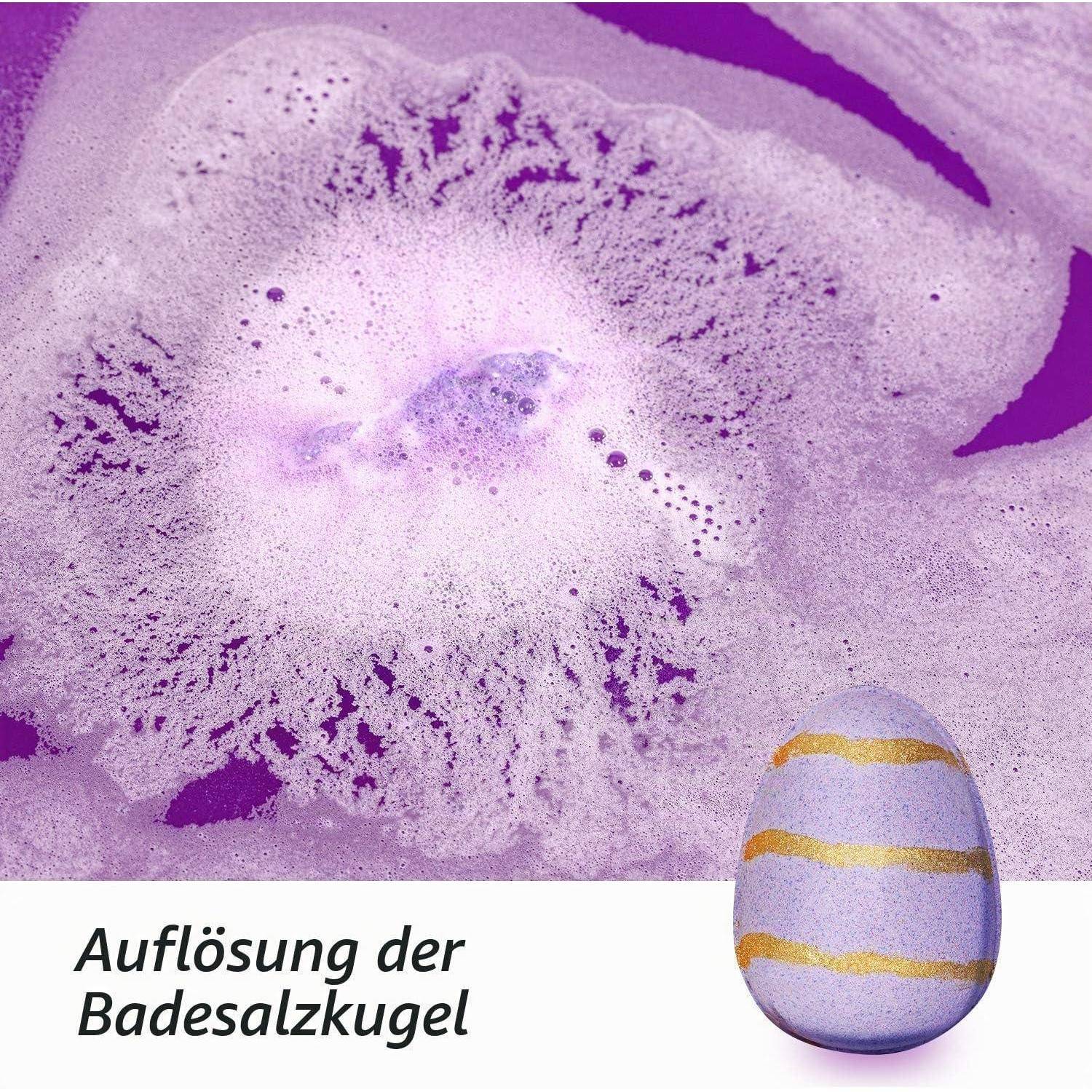 Grafik zeigt eine Badesalzkugel, die sich im Wasser auflöst, mit einer violetten Sprudelwolke und dem deutschen Text „Auflösung der Badesalzkügel