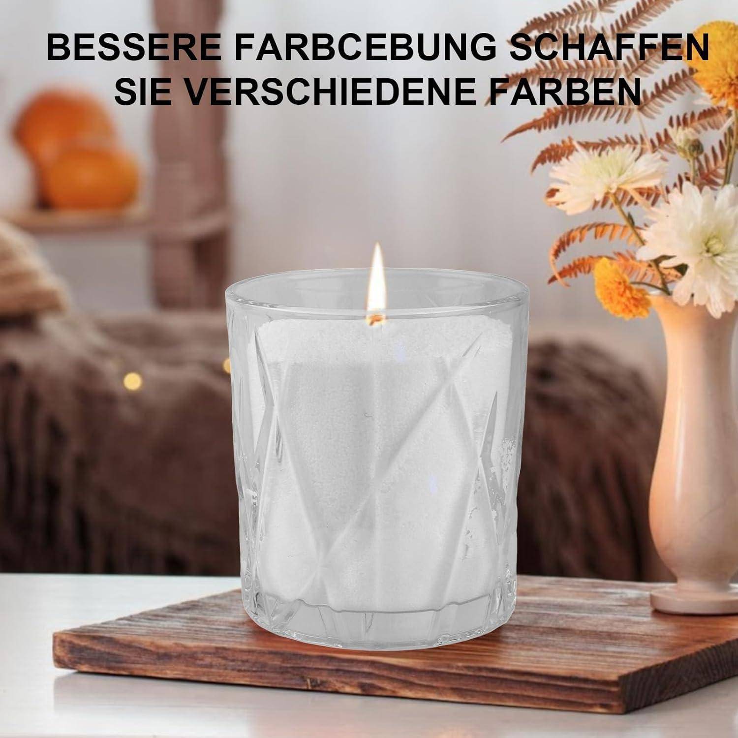 Beleuchtete weiße Kerze in einem Glaskrug auf einem Holztablett, mit deutschem Text „BESSERE FARBGEBUNG SCHAFFEN SIE VERSCHIEDENE FARBEN