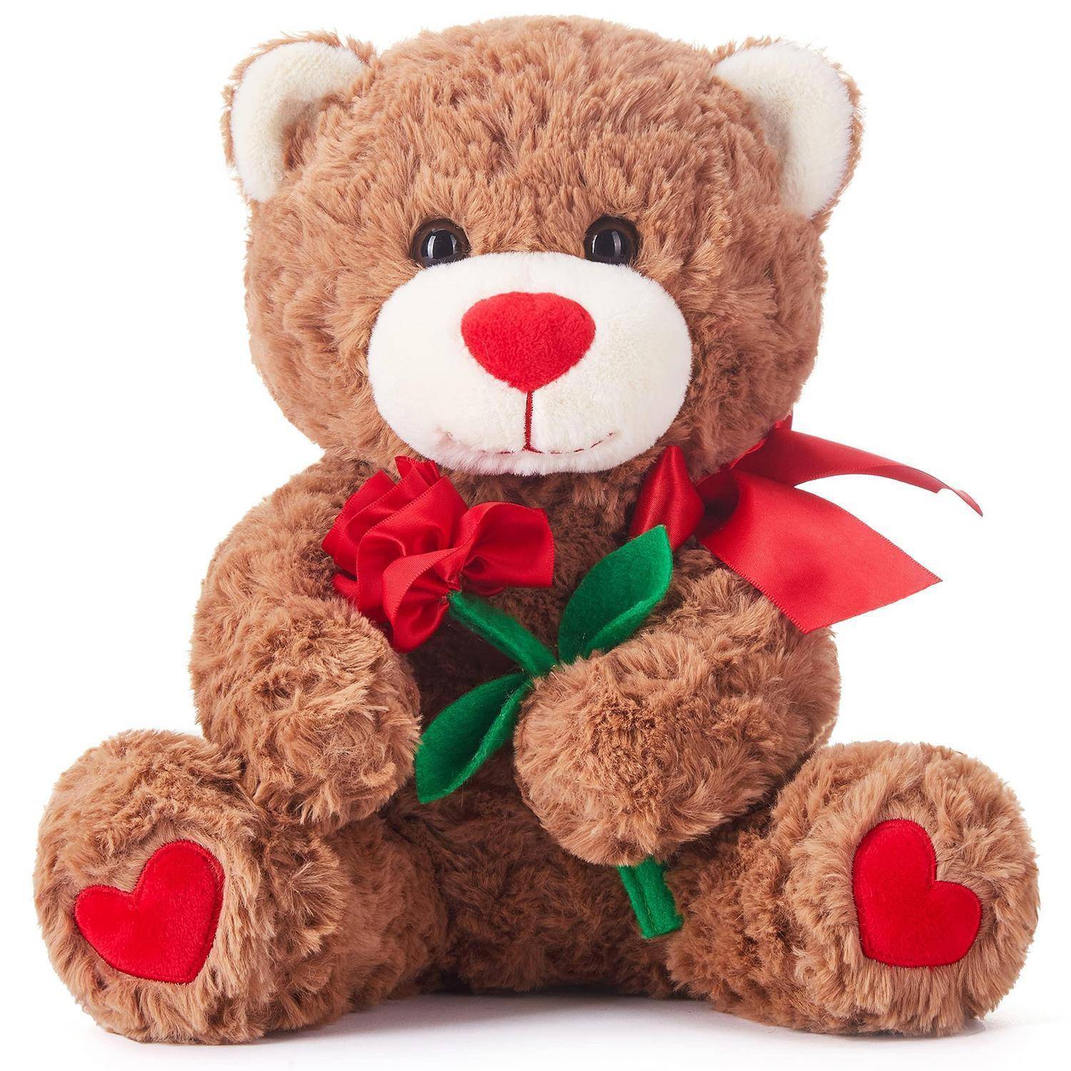 Brauner Teddybär, der eine rote Rose hält, mit roten Herzflicken an den Pfoten und einer roten Schleife um den Hals, sitzend auf weißem Hintergrund.