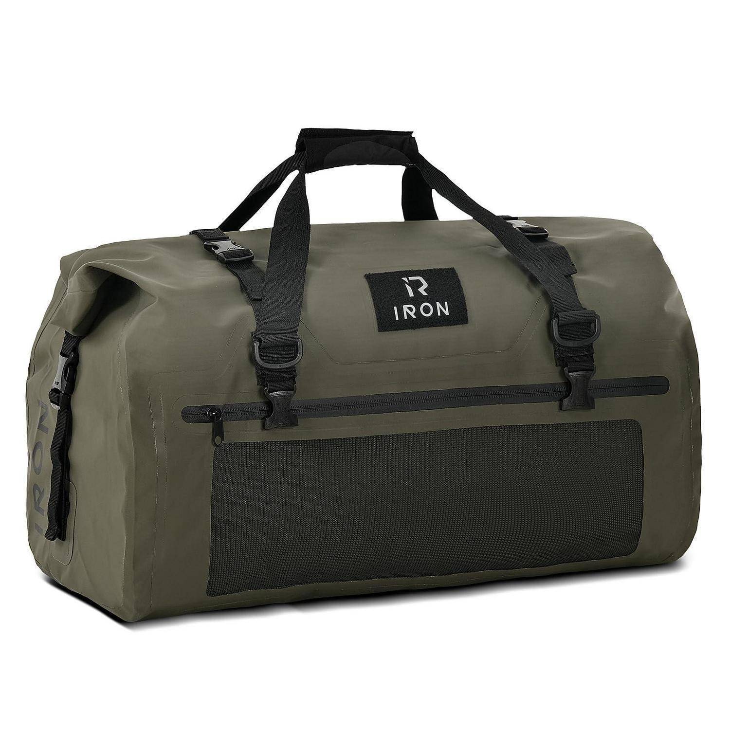 Olivgrüne Reisetasche mit schwarzen Griffen, Schultergurten und vorderer Reißverschlusstasche, Marke 'IRON'.