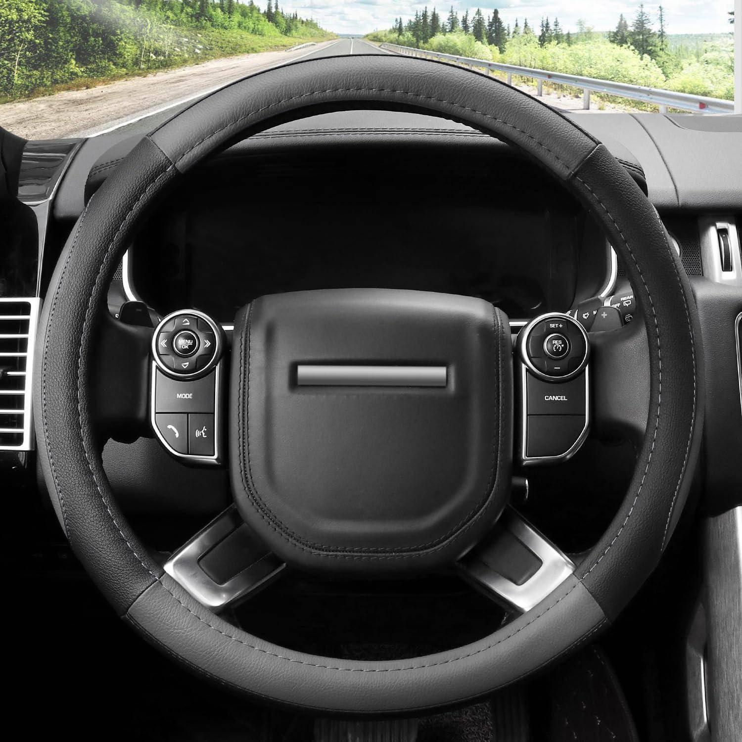 Blick ins Innere eines Autos auf ein schwarzes Lenkrad mit Tempomat-Tasten, von der Fahrerposition auf einer Straße durch einen Wald gesehen.