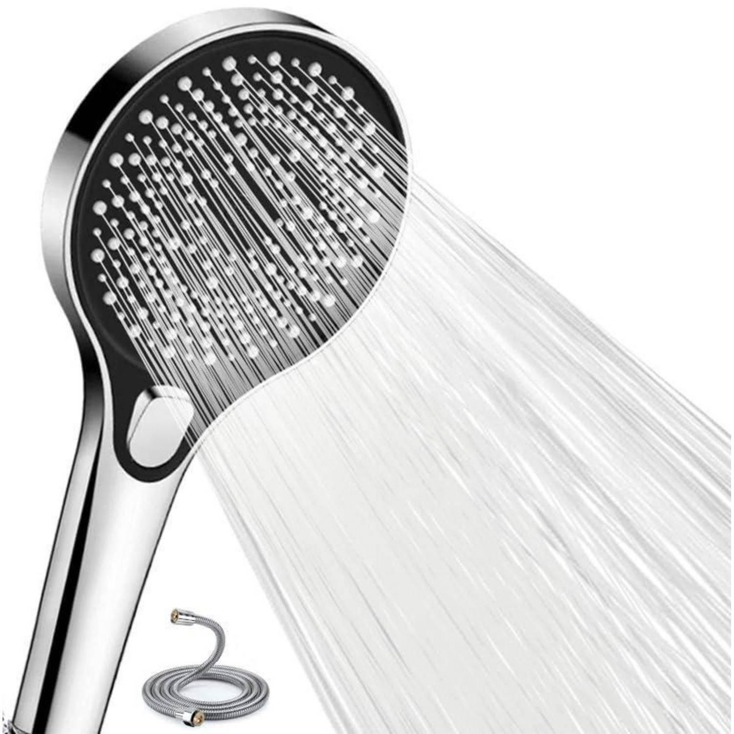 Handgehaltener Chrom-Duschkopf, der einen breiten Wasserstrahl sprüht, mit einem Spiral-Duschschlauch darunter dargestellt.