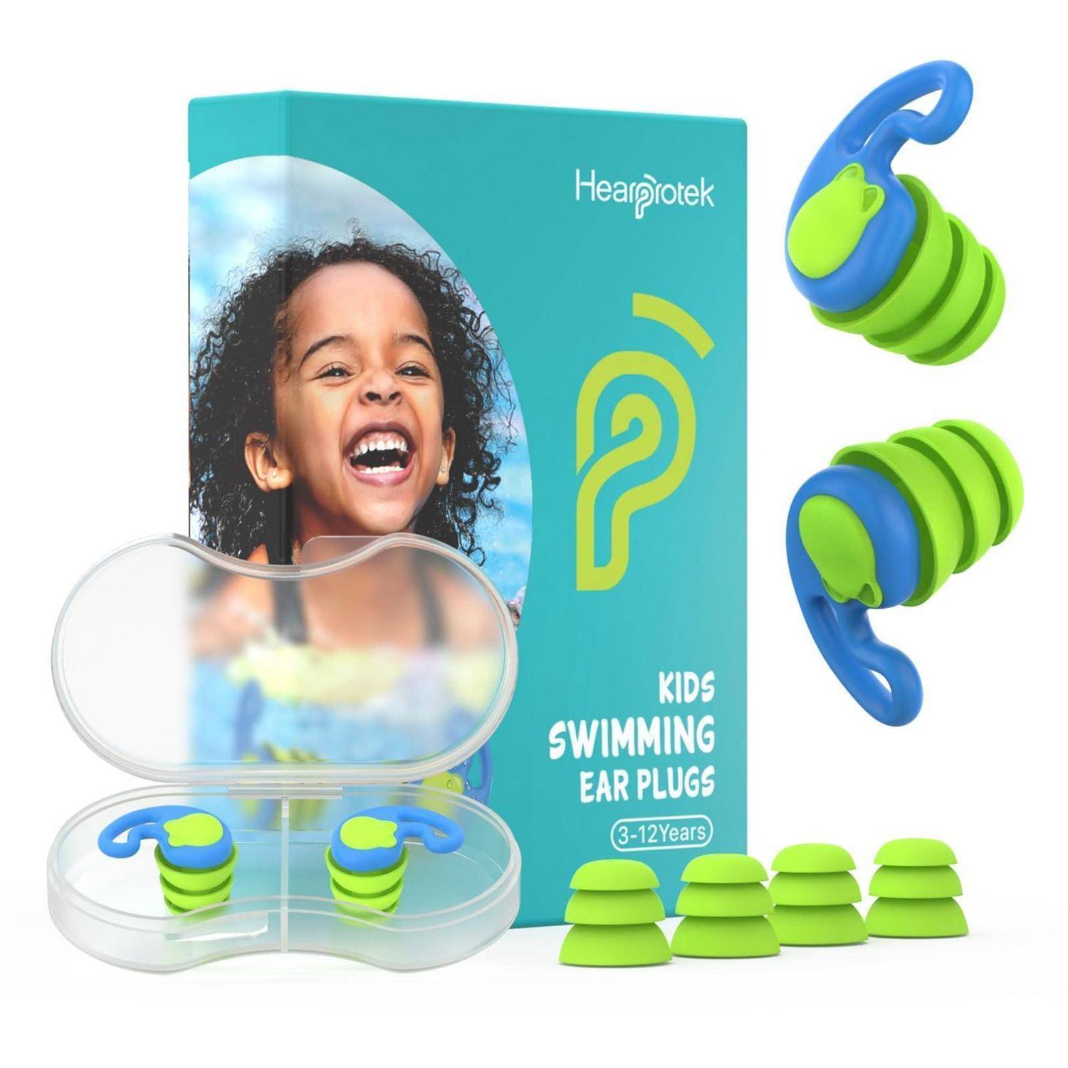 Produktbild von Hearpotek Kinder-Ohrstöpseln zum Schwimmen in einer durchsichtigen Schachtel, gezeigt mit grün-blauen Stöpseln und Verpackung mit der Aufschrift 