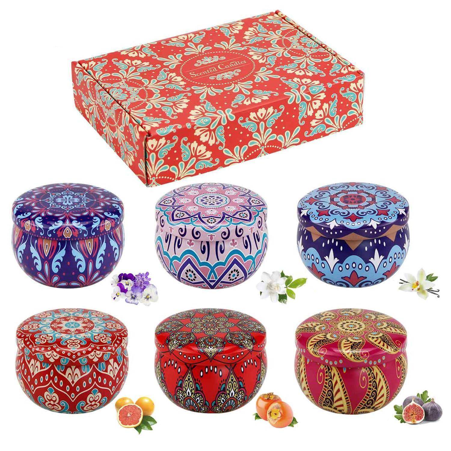 Dekoratives Set aus sechs gemusterten Geschenkboxen mit Deckel und einer passenden rechteckigen Geschenkbox auf weißem Hintergrund, jeweils in leuchtend roten, blauen, rosa und violetten Blumendesigns.