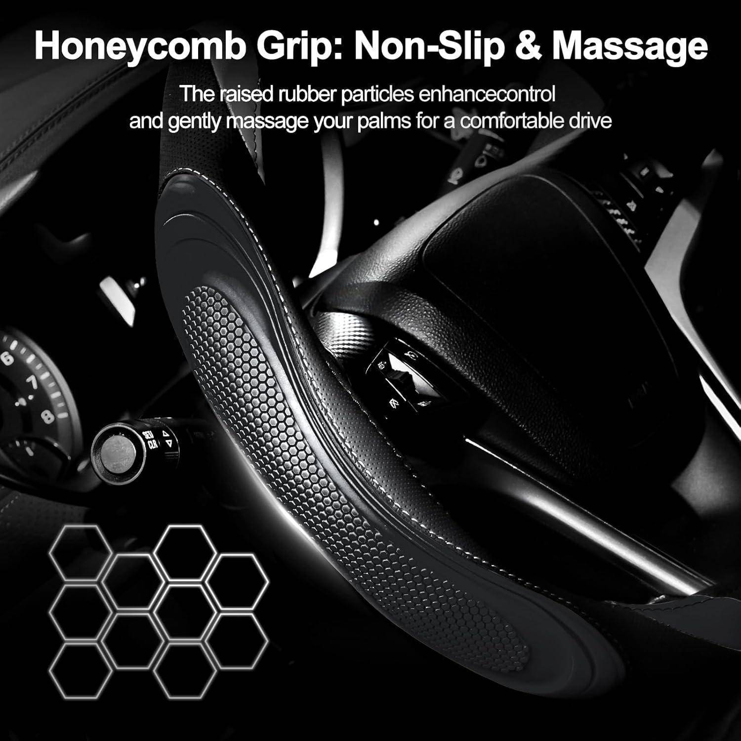 Nahaufnahme des Autoinnenraums mit einer Lenkradabdeckung mit Wabenmuster-Griffstruktur, beschriftet mit „Honeycomb Grip: rutschfest und Massagefunktion", zeigt strukturiertes Gummi für Komfort und Kontrolle.