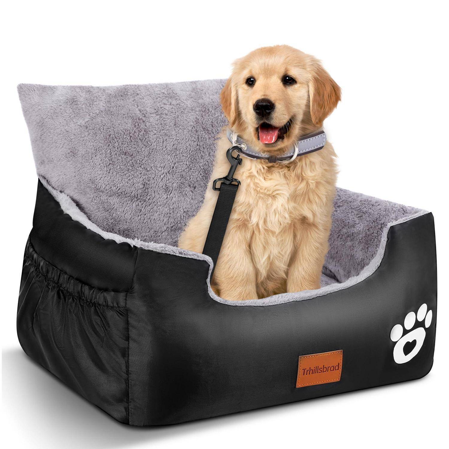 Golden-Retriever-Welpe, der in einem schwarz-grau gestreiften Autositz für Haustiere mit Leinenklemme und Pfotendruck-Logo sitzt.