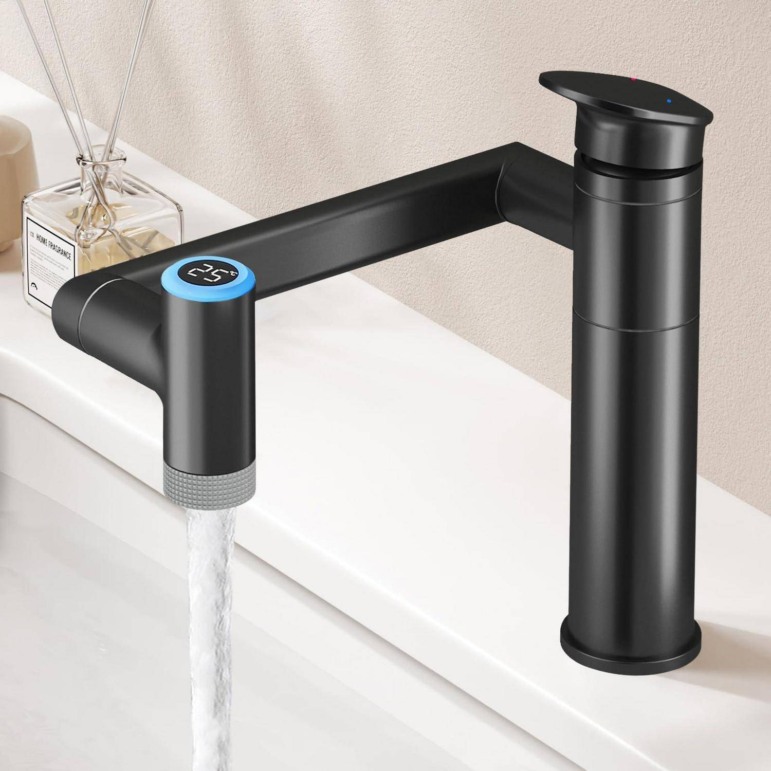 Schwarzer moderner Badezimmerhahn mit digitaler Temperaturanzeige am Auslauf, der Wasser über ein weißes Waschbecken fließen lässt.