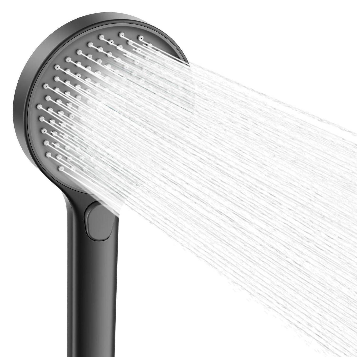 Schwarzer tragbarer Duschkopf, der mehrere Wasserstrahlen gegen einen weißen Hintergrund sprüht.