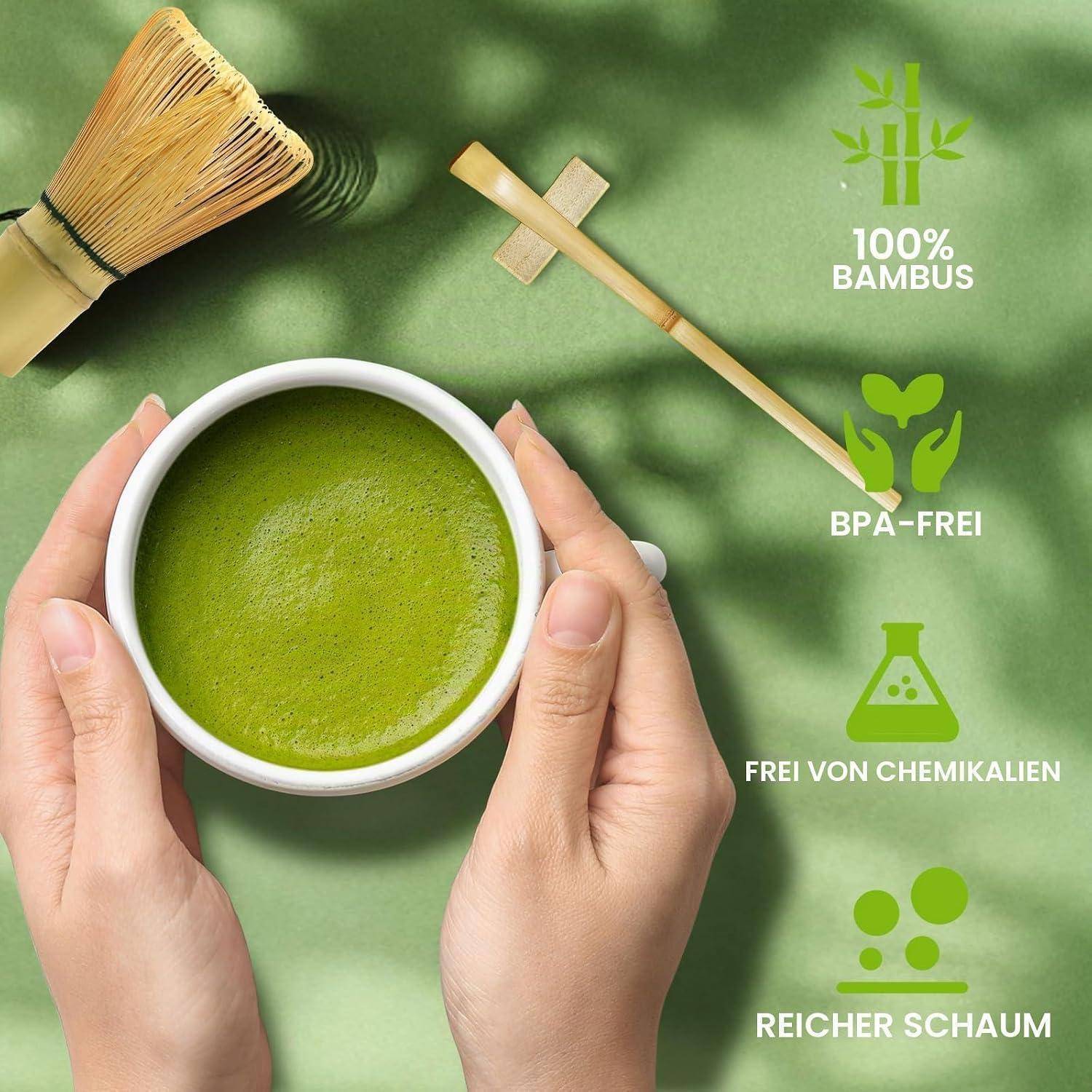 Hände halten eine Tasse grünen Matcha-Tee neben einem Schneebeesen, mit Symbolen, die ihn als 100 % Bambus, BPA-frei, frei von Chemikalien und mit reichhaltiger Schaummasse kennzeichnen.