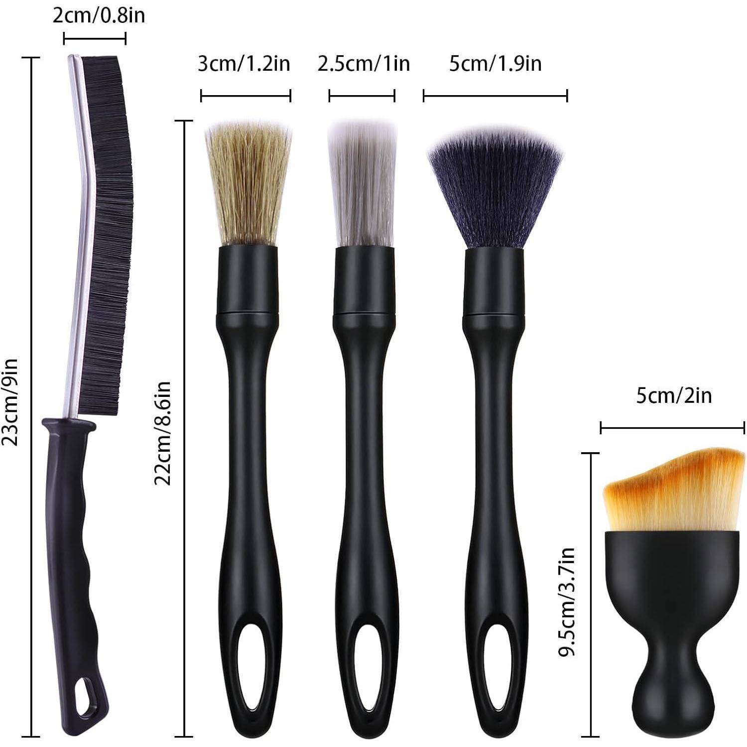 Produktbild zeigt vier schwarze Grooming-/Malerpinsel verschiedener Größen und Borsten­formen mit Maßstabsangaben in cm und Zoll.