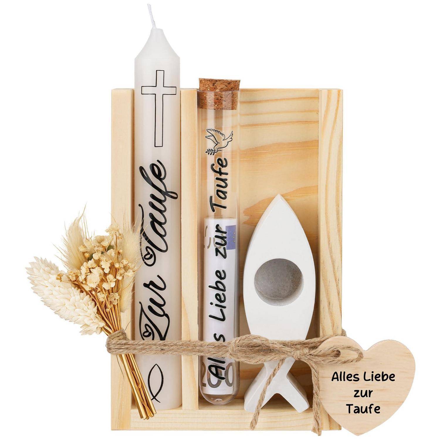 Taufgeschenkset mit Kerze, Reagenzglas, Holzrahmen, weißem Stein, getrockneten Blumen und Herzanhänger mit der Aufschrift „Alles Liebe zur Taufe