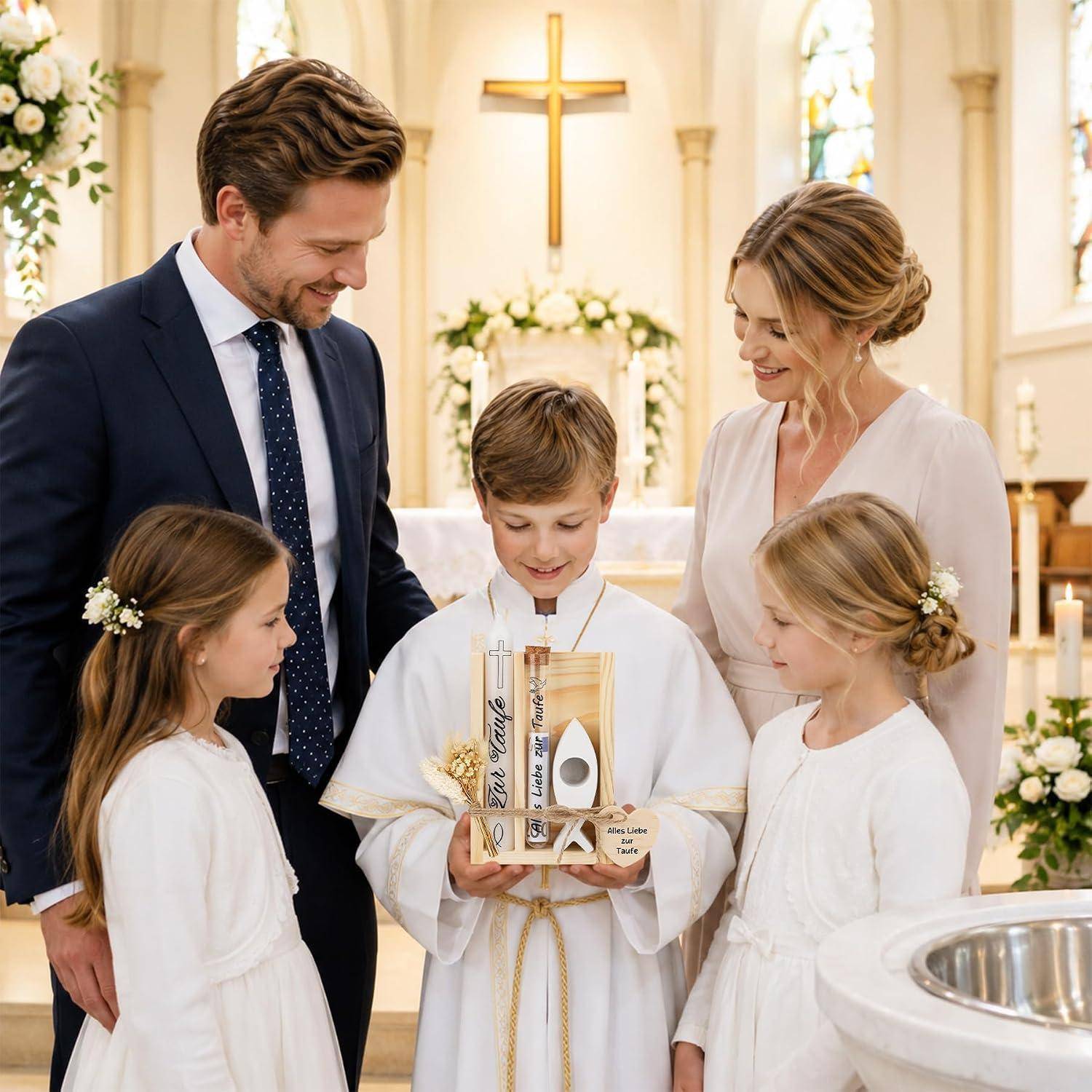 Eine Familie steht mit einem Jungen, der ein Erstkommunionkerzen-Set in einer Kirche hält, mit einem Kreuz und Altar im Hintergrund.