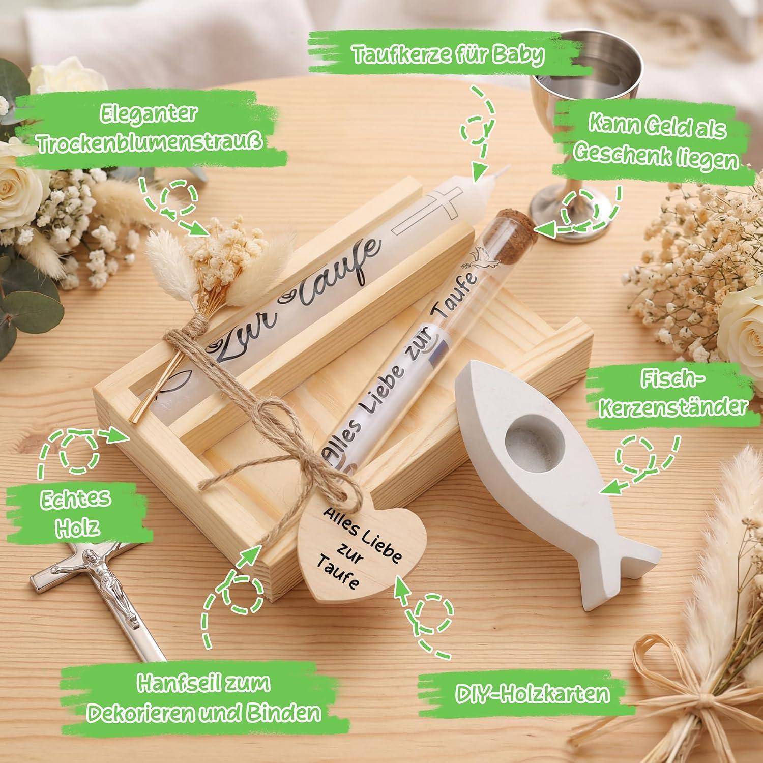 Baby-Taufe Geschenkset mit Holz-Erinnerungskästchen, Kerzenhalter, Geldschlitz, Holzkarten, Blumenstrauß, Seil und Kreuz-Schlüsselanhänger; auf Deutsch beschriftet.