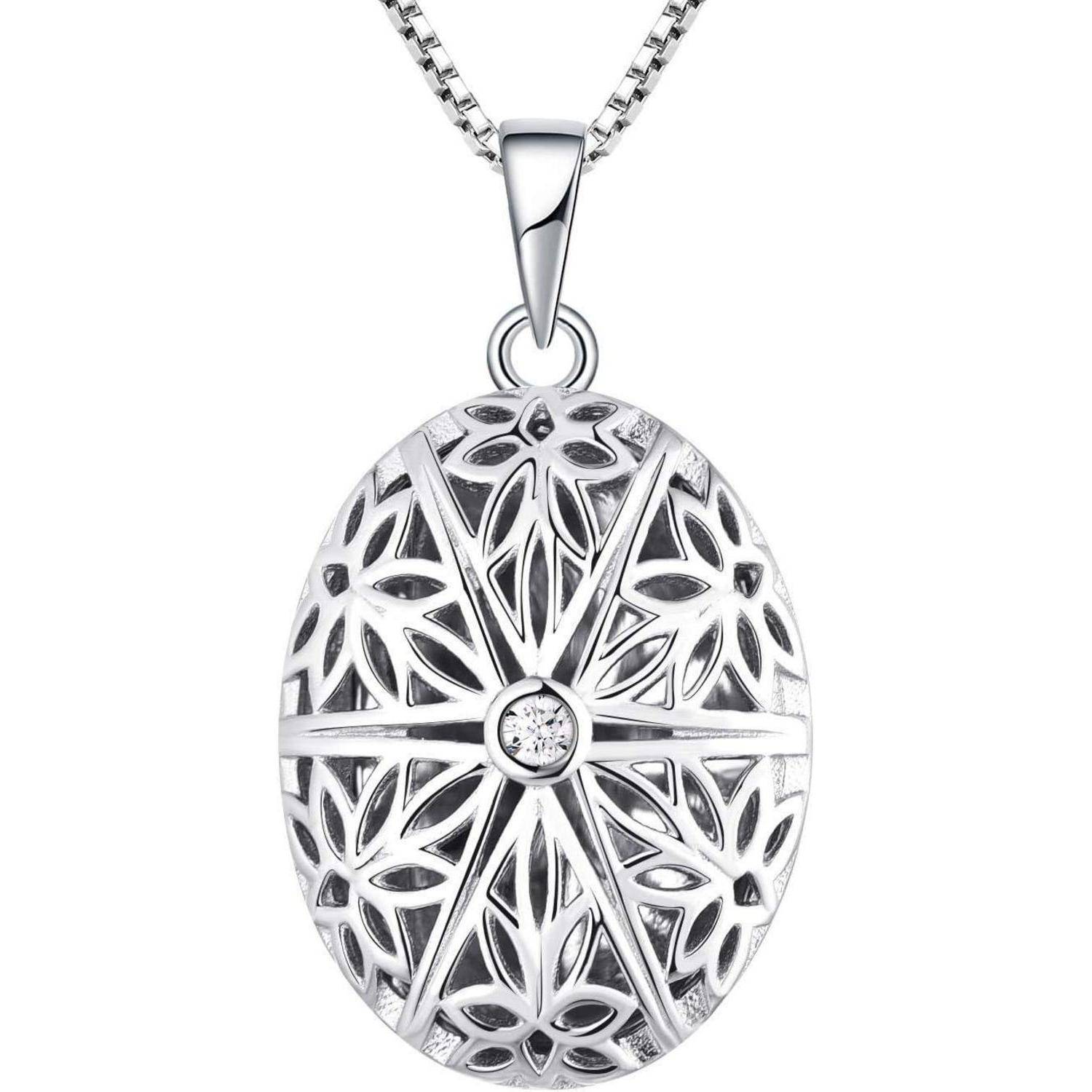 Silberne ovale Anhnägerkette mit aufwändigem durchbrochenem Blumenmuster und zentralem transparentem Edelstein an einer Kette.