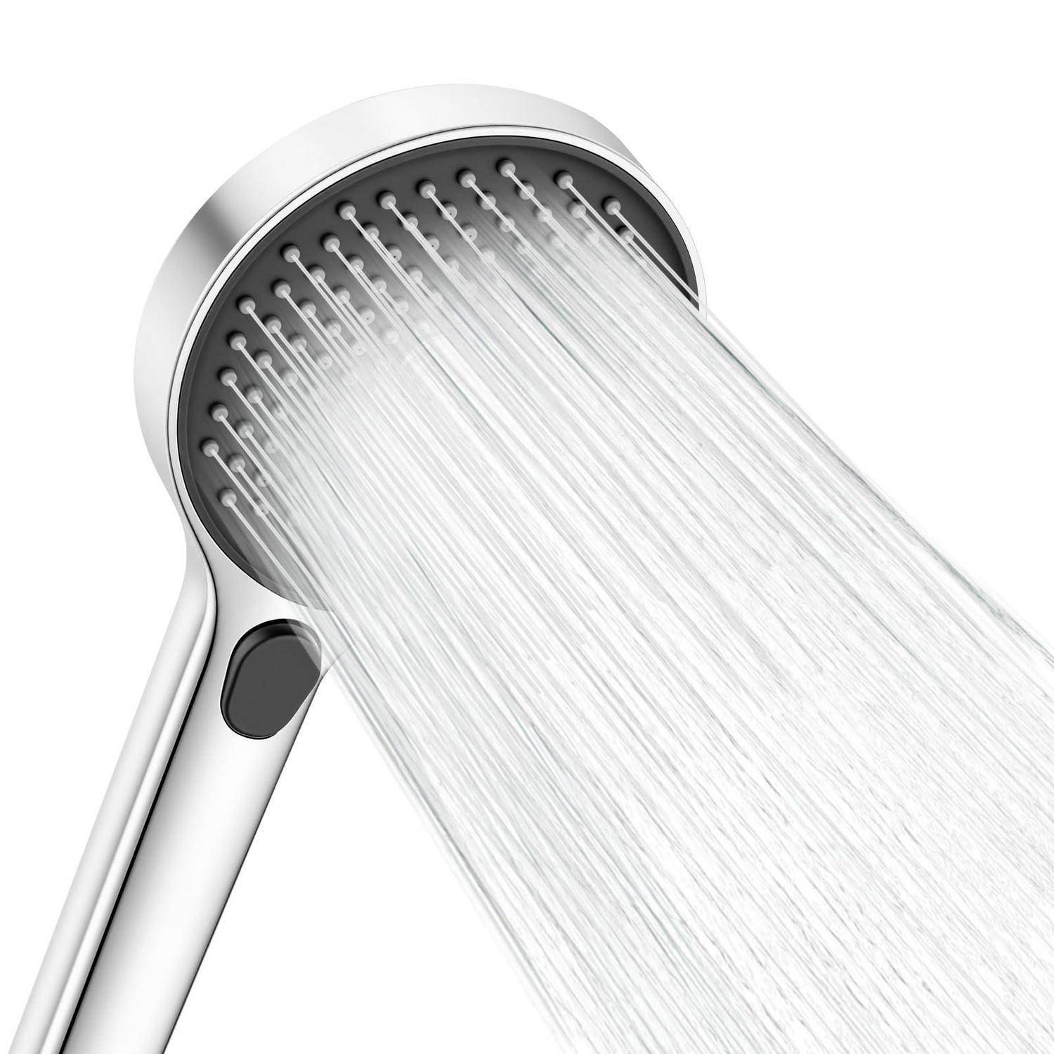 Chromglanzender tragbarer Duschkopf, der einen breiten Wasserstrom auf weißem Hintergrund versprüht.