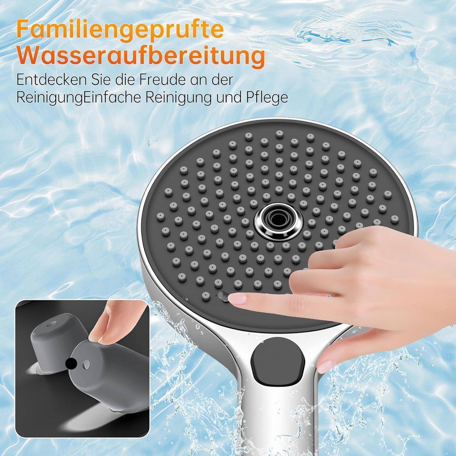 Werbebild eines tragbaren Duschkopfes unter fließendem Wasser, mit einer Hand, die die Sprühfläche reinigt; eine Detailaufnahme zeigt abnehmbare Düsenteile. Der deutsche Text lautet „Familiengeprüfte Wasseraufbereitung