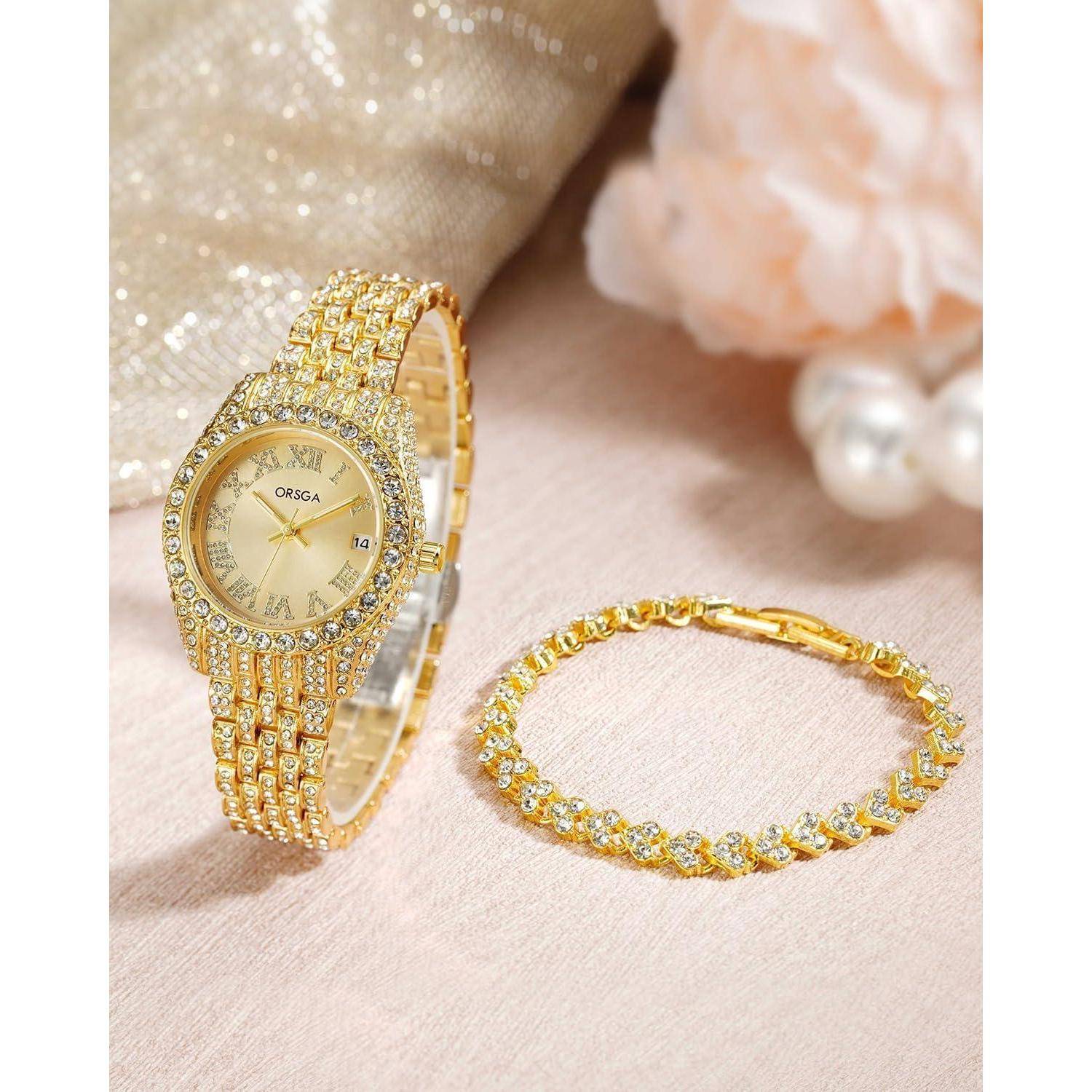 Goldene Armbanduhr mit Edelsteinen und passendes Armband auf einer weichen rosa Oberfläche, mit Perlen- und Blumendekoration im Hintergrund.