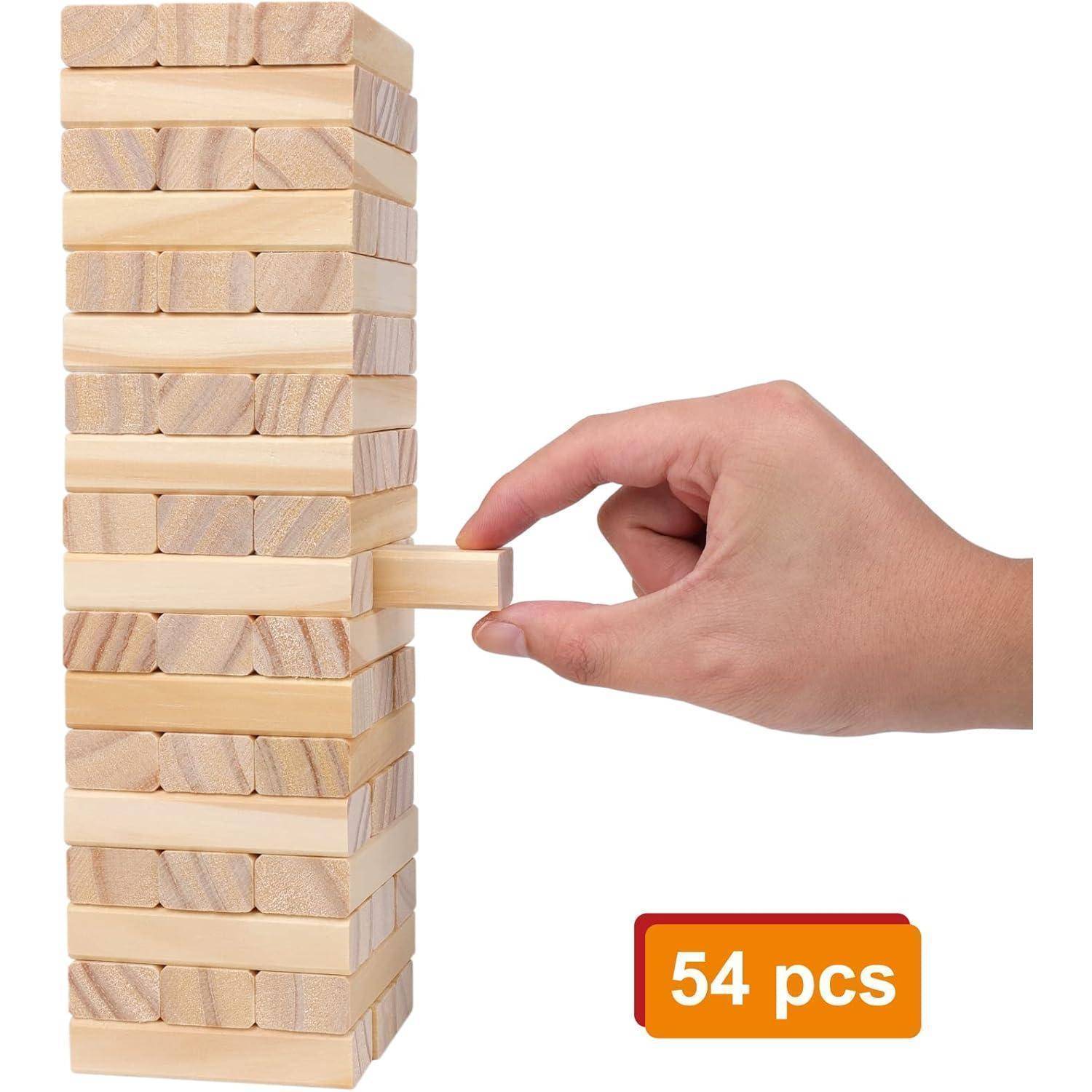 Eine Hand entfernt einen Holzblock aus einem gestapelten Jenga-Turm mit einer Beschriftung, die „54 Stück