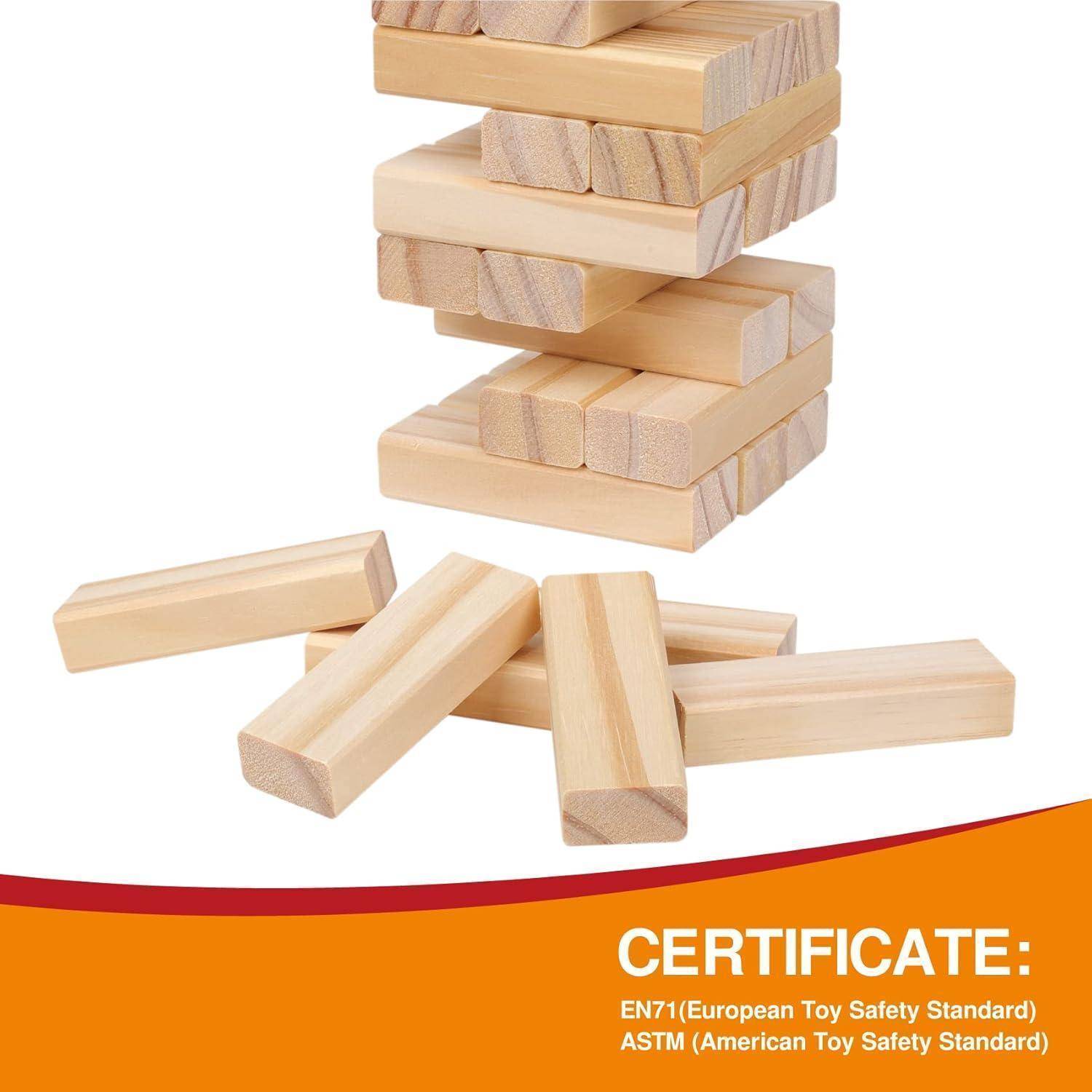 Holzturm im Jenga-Stil mit mehreren umgefallenen Steinen; unten steht der Text „ZERTIFIKAT: EN71 (Europäischer Spielzeugsicherheitsstandard) ASTM (Amerikanischer Spielzeugsicherheitsstandard)