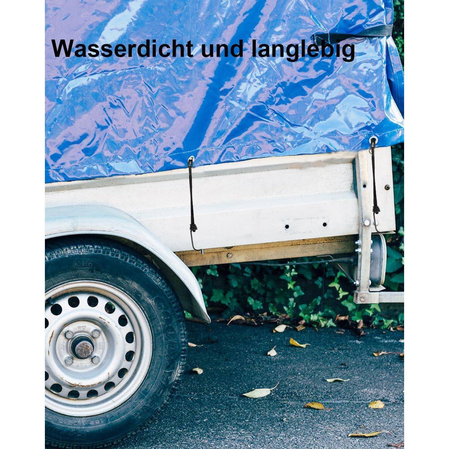 Nahaufnahme eines Anhängers, der von einer blauen Plane bedeckt ist, mit dem deutschen Text „Wasserdicht und langlebig