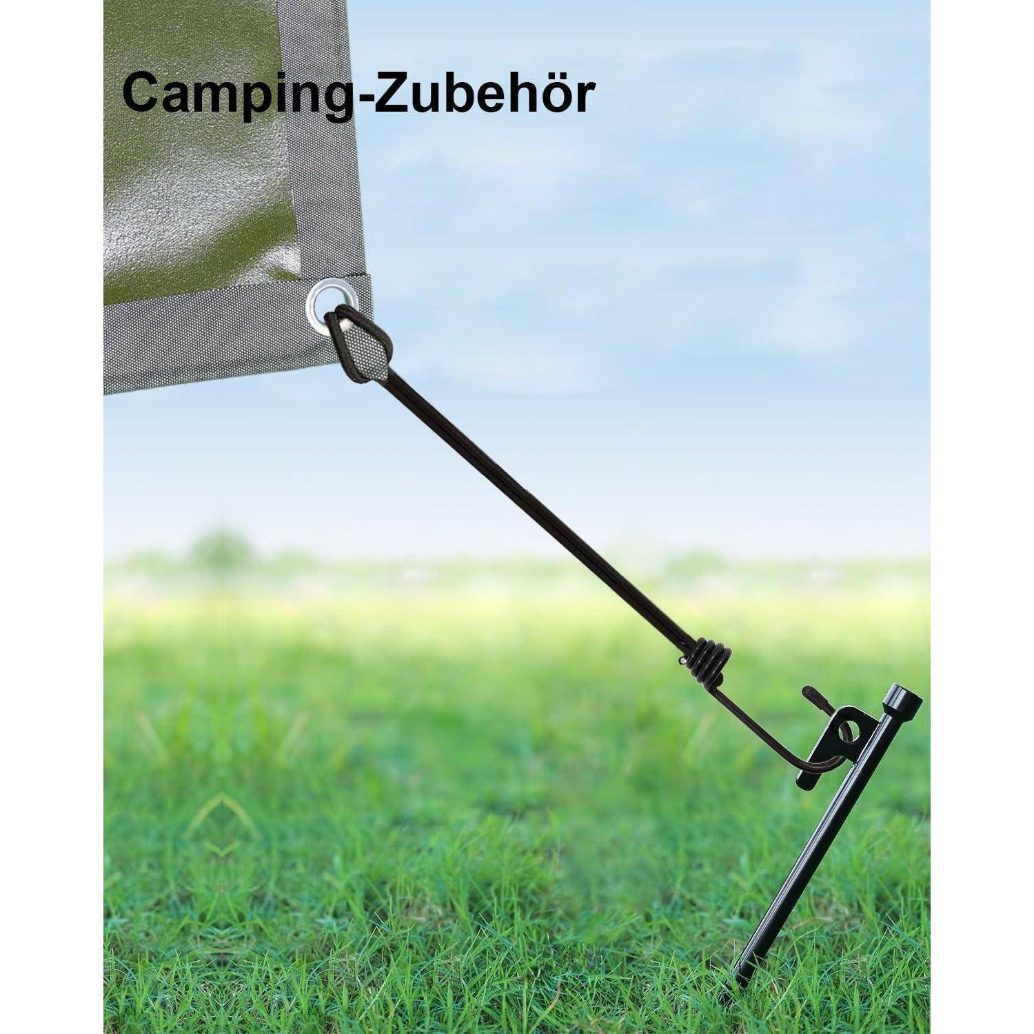 Campingzubehör, das an einer Plane mit einem Spannriemen und einem Heringe im Gras befestigt ist, gezeigt.