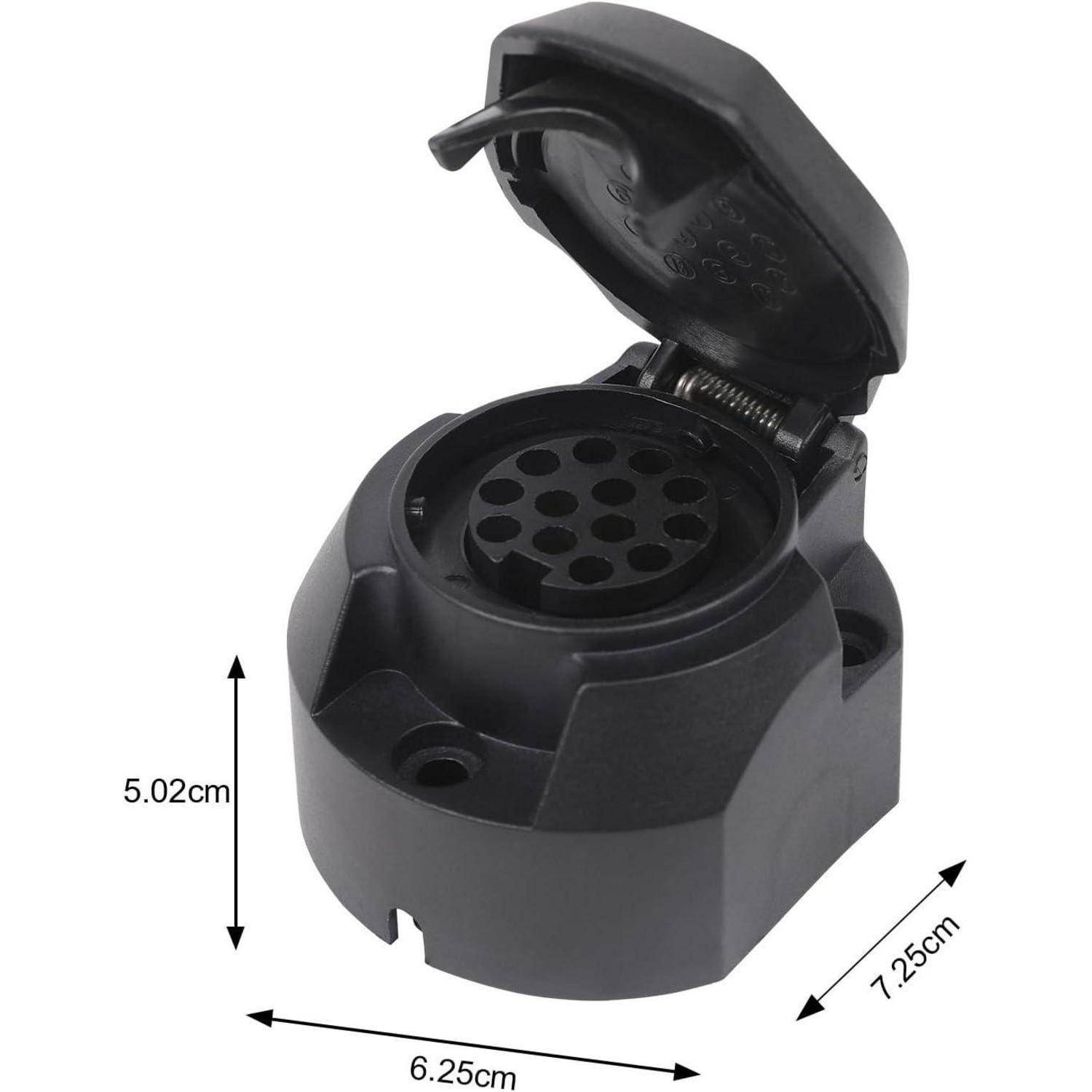Schwarze runde Elektrosteckdose mit Klappendeckel, gezeigt auf weißem Hintergrund mit beschrifteten Abmessungen 6,25 cm Breite, 7,25 cm Tiefe und 5,02 cm Höhe.