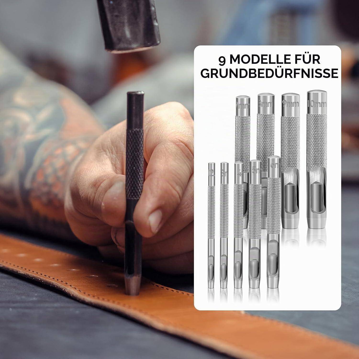 Hand, die einen Metalllederstanzer auf einen Lederriemen anwendet, mit einem Ausschnitt, der „9 MODELLEN FÜR GRUNDBEDÜRFNISSE" zeigt und neun Stanzwerkzeugmodelle.