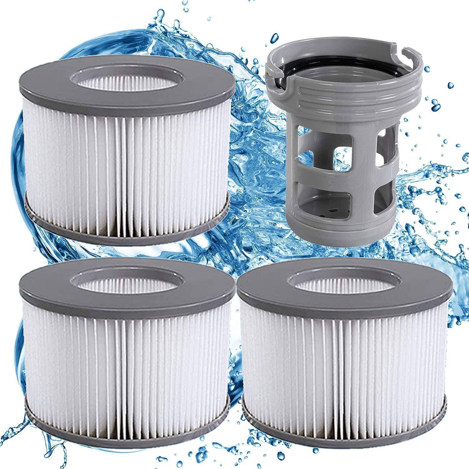 Vier zylindrische weiße gefaltete Filter mit grauen Rändern, einschließlich einer grauen Kunststoffpatrone, auf einem Wasserspritzer-Hintergrund dargestellt.