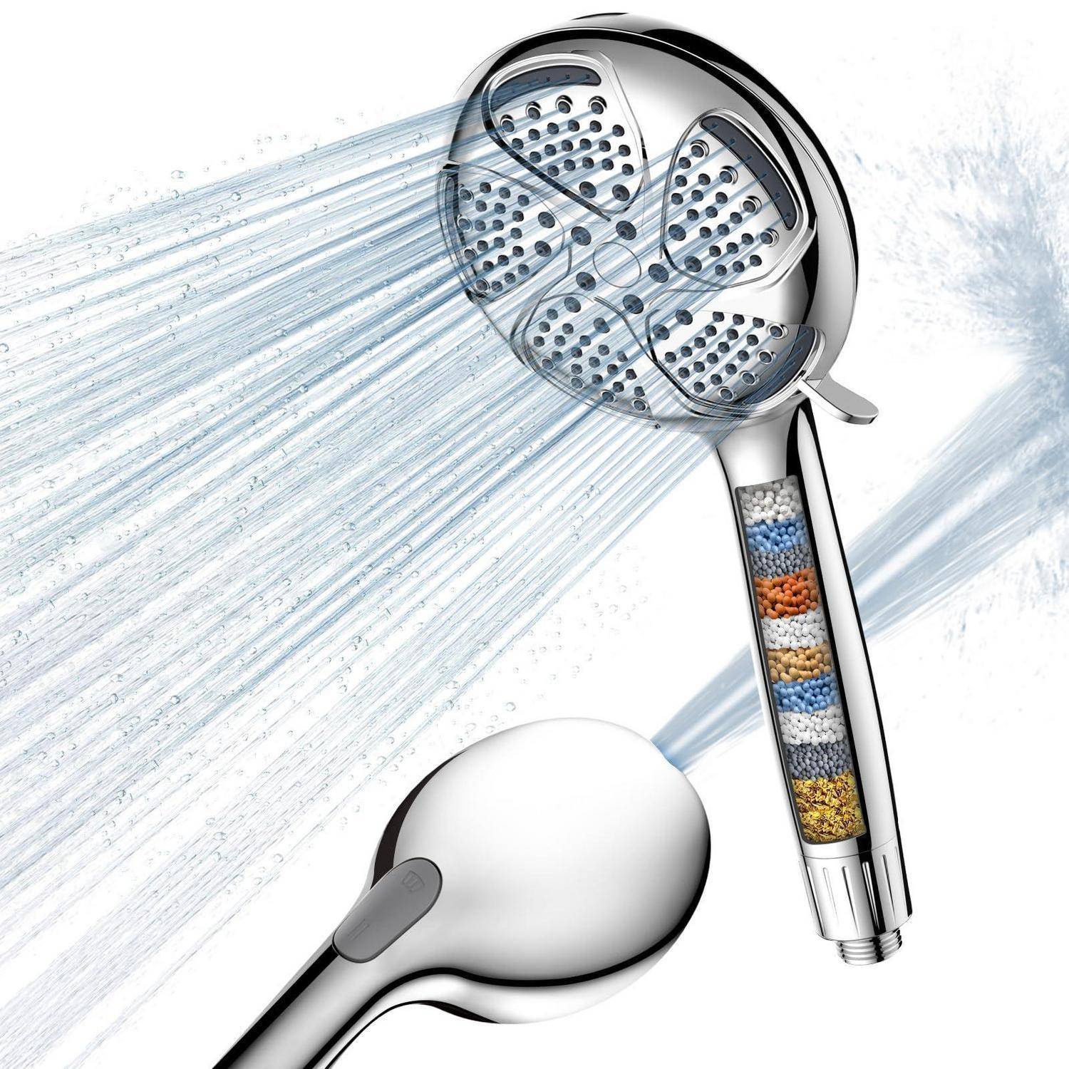 Chromduschkopf mit Wasserspray und einem Handbrausengriff, der geschichtete farbige Filtermedienschichten im Inneren zeigt und ein gefiltertes Duscksystem andeutet.