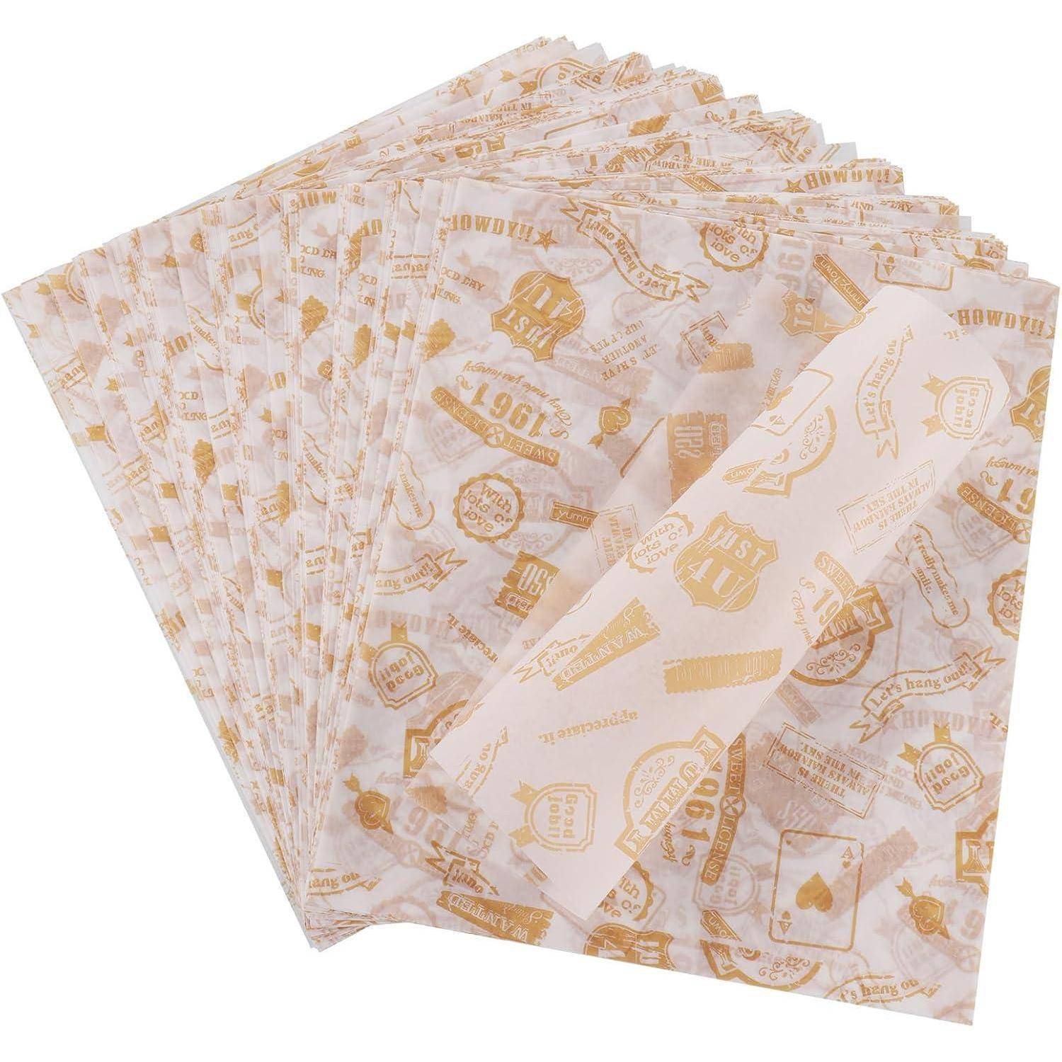 Stapel aus durchsichtigen weißen Packpapierblättern mit goldenen Vintage-Druckmustern