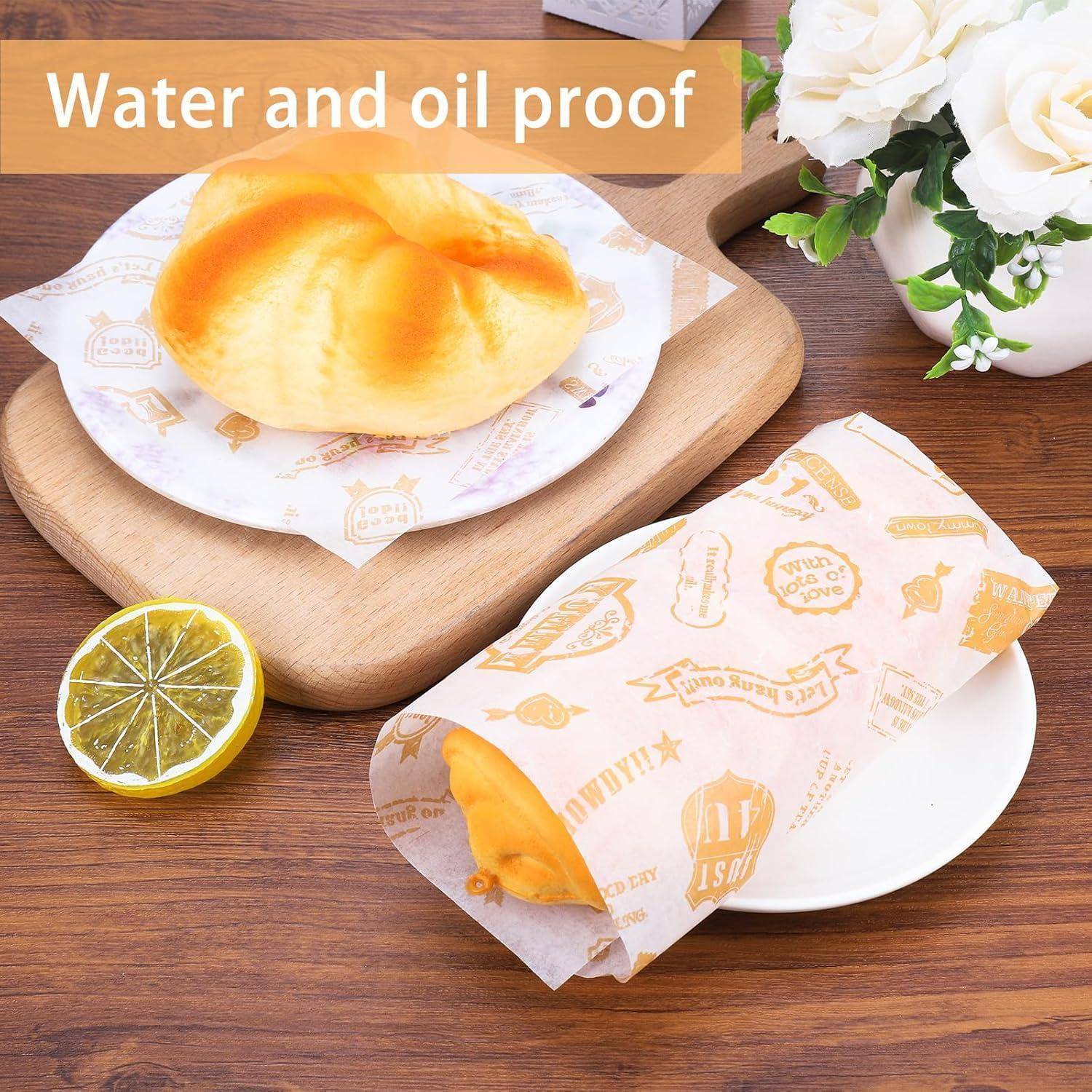 Wasserfestes und ölbeständiges Lebensmittelverpackungspapier, das Gebäck auf Tellern und einem Schneidebrett auskleidet, mit dem Text „Wasser- und ölbeständig