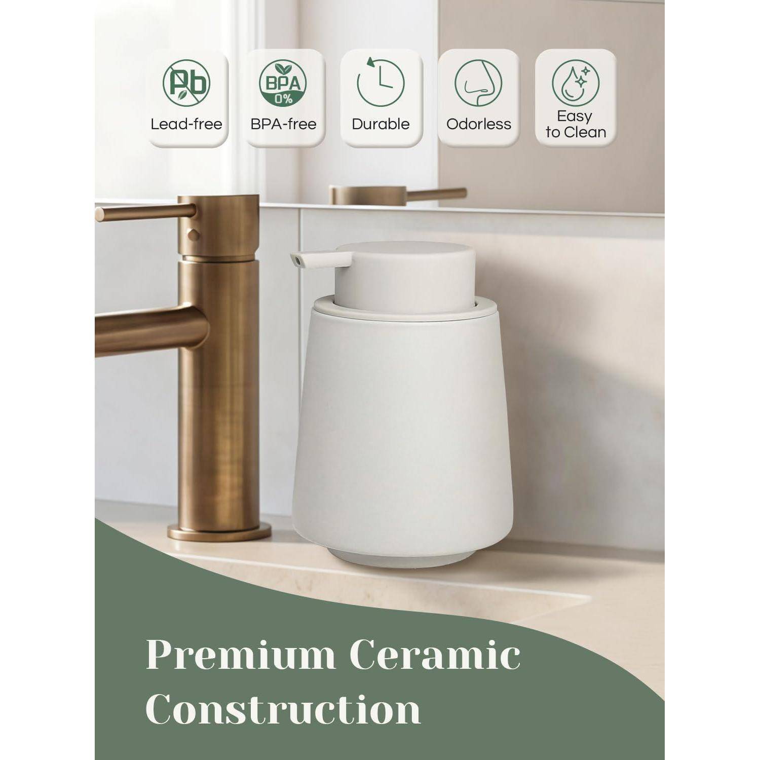 Produktanzeige mit einem weißen Keramik-Badezimmerspender neben einem Bronzehahn, mit Symbolen für Bleifrei, BPA-frei, Langlebig, Geruchlos und Leicht zu reinigen, sowie Text „Premium-Keramikkonstruktion
