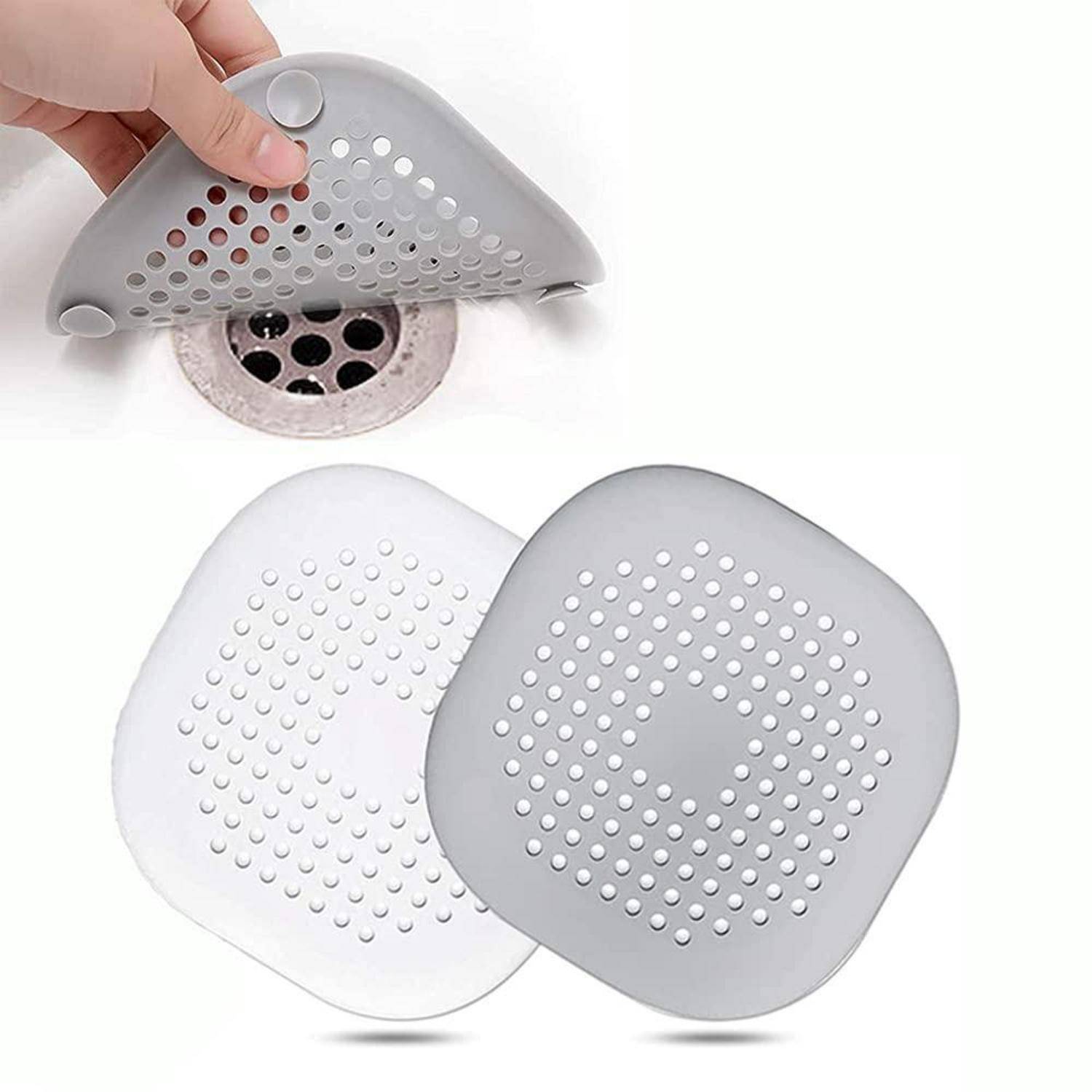 Hände halten eine perforierte Silikon-Ablaufabdeckung über einen Bodenablauf, mit zwei quadratischen weiß-grauen Ablaufabdeckungen unten dargestellt.