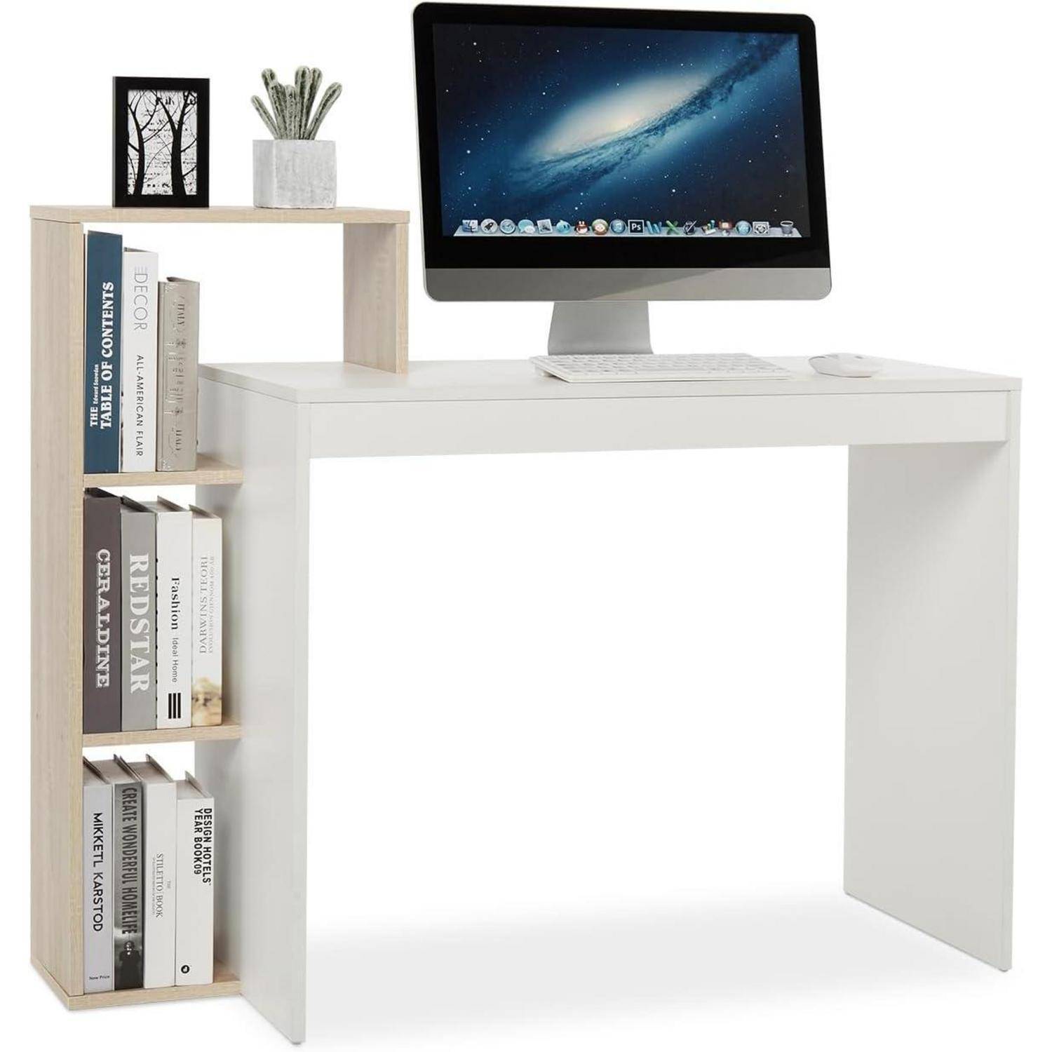 Weißer Computertisch mit integrierten Bücherregalen, auf dem ein iMac, eine Tastatur, eine Maus, Bücher und eine kleine Pflanze stehen