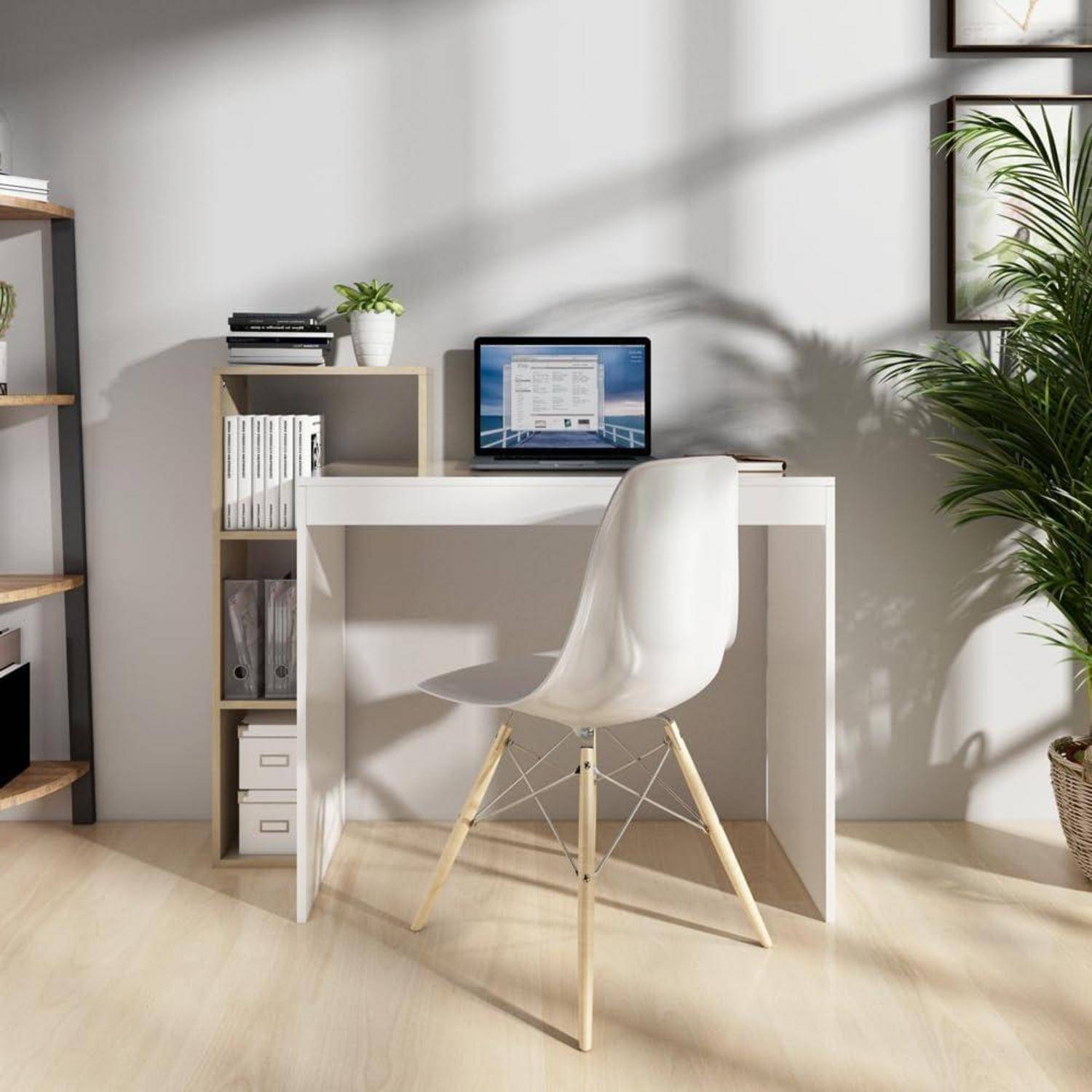 Minimales Homeoffice mit einem weißen Stuhl an einem Schreibtisch, Laptop, Regalen und einer großen Topfpflanze im hellen Sonnenlicht.