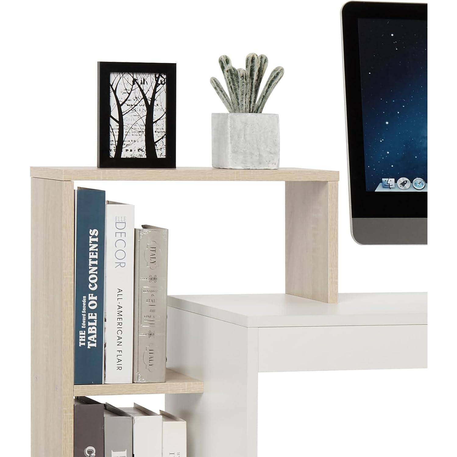 Helles Holz modulares Schreibtisch-Regal mit Büchern, gerahmter Kunst und einer kleinen Pflanze, das sich neben einem Computermonitor erstreckt.
