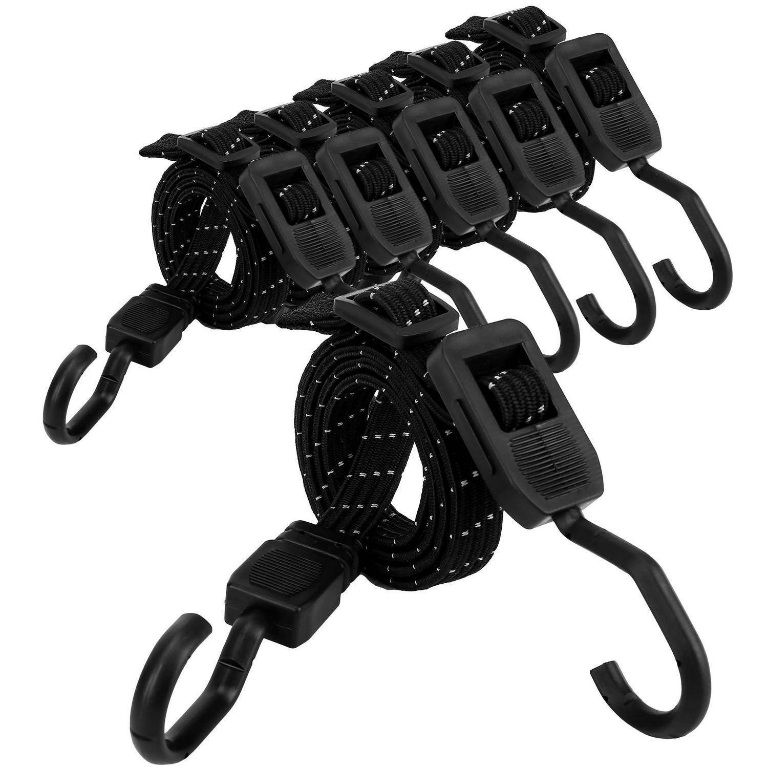 Zwei schwarze wandmontierte Spannriemen-Racks mit Haken, die jeweils mehrere aufgerollte Befestigungsriemen für die Lagerung organisiert halten.