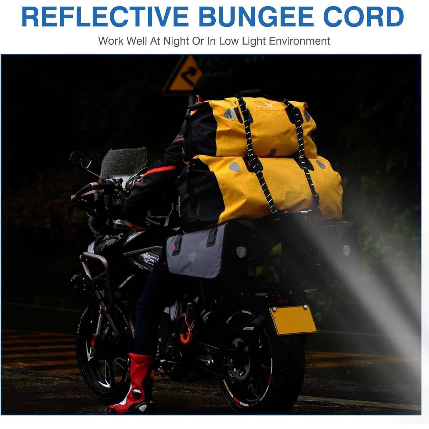 Motorrad beladen mit gelben Taschen, ausgestattet mit reflektierenden Spanngurten für Sichtbarkeit bei Nacht oder bei schlechten Lichtverhältnissen.