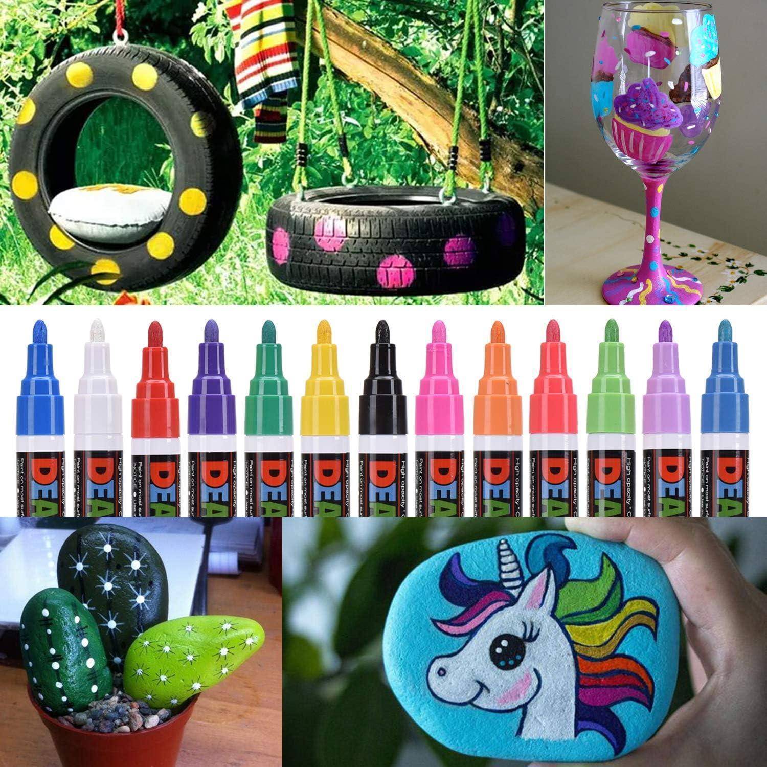 Bunte bemalte Recycling-Bastelarbeiten und Steine: Reifenschaukel-Sitze, ein verziertes Weinglas, mehrfarbige Marker, Kaktus-Steine und bemalte Einhornsteine.