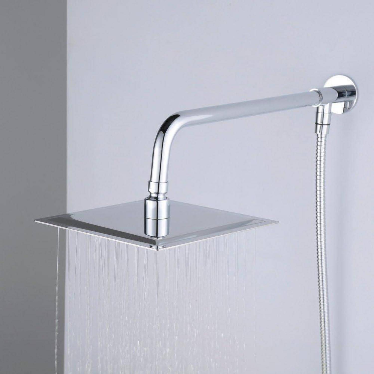 Verchromter, an der Wand montierter Duschkopf mit quadratischem Deckenspray, das Wasser im Badezimmer abgibt.